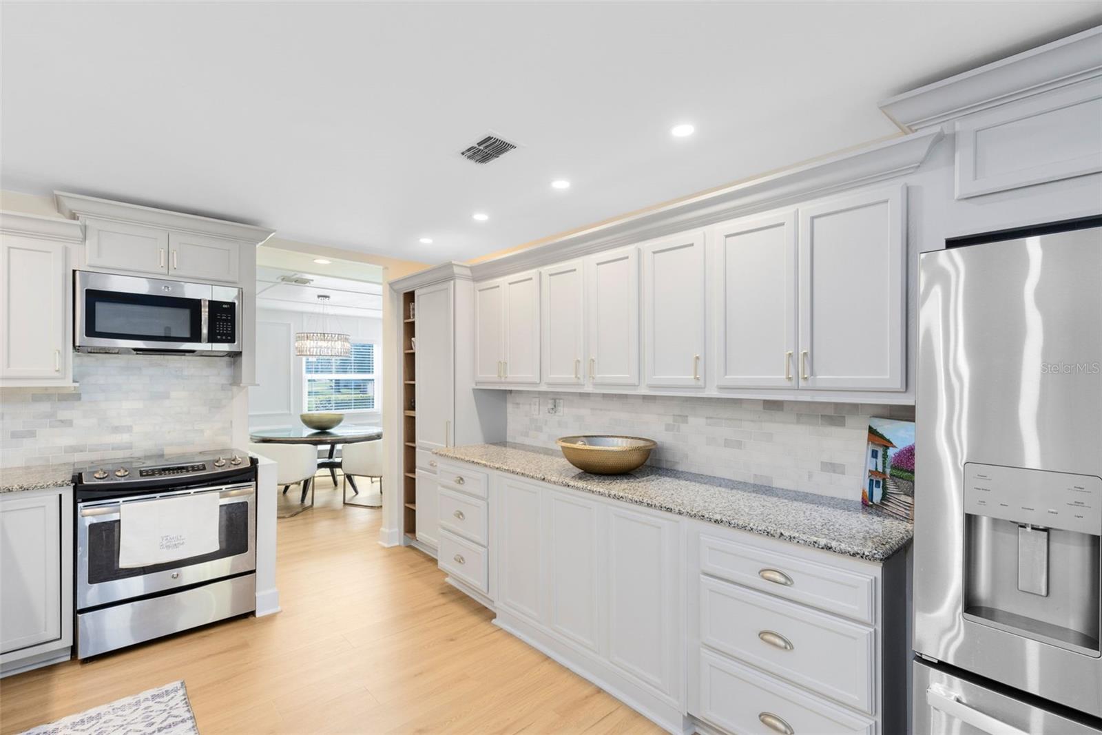 Listing photo id 5 for 404 Charleswood Avenue