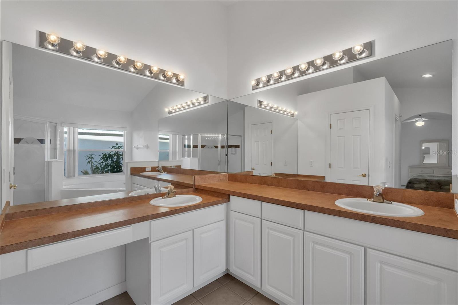 Image 11 of 48 For 4700 Cumbrian Lakes Drive