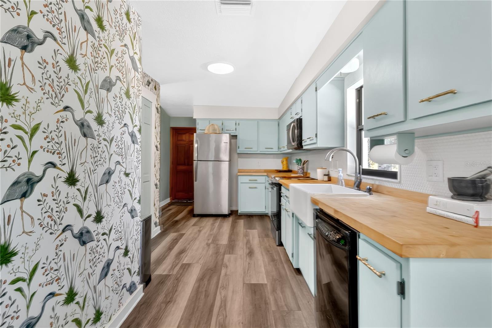 Listing photo id 12 for 3701 Genova Court