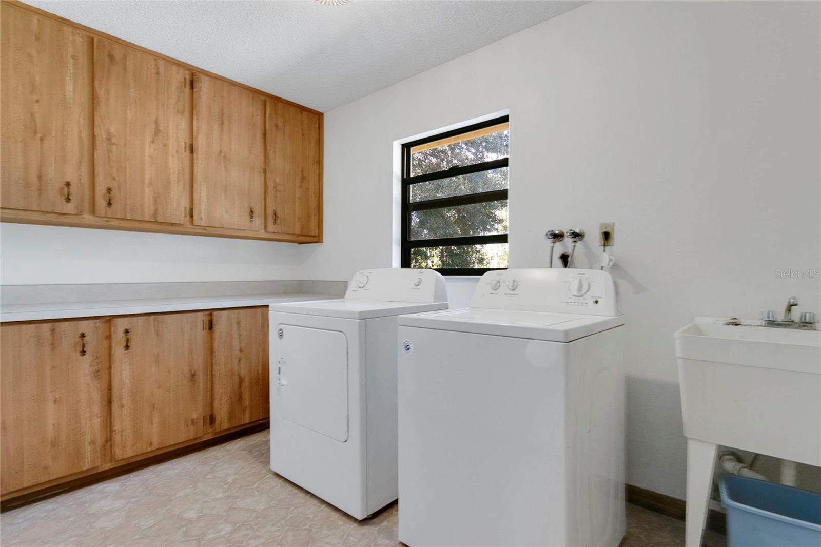 Listing photo id 17 for 3701 Genova Court