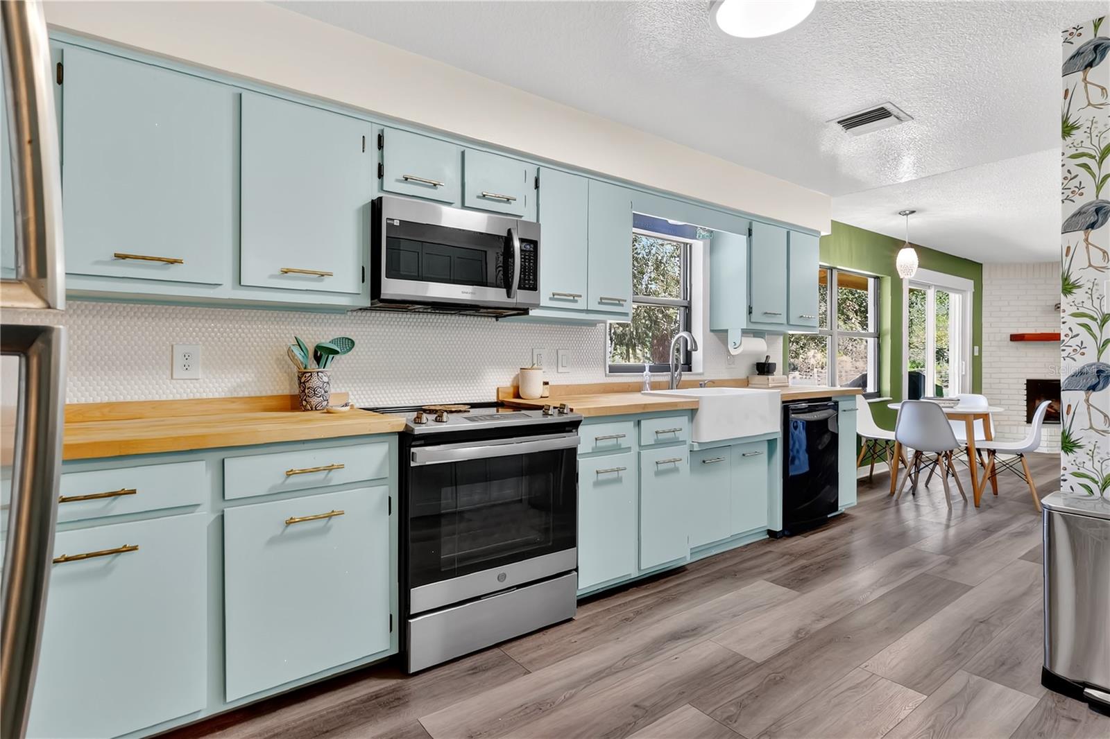 Listing photo id 1 for 3701 Genova Court