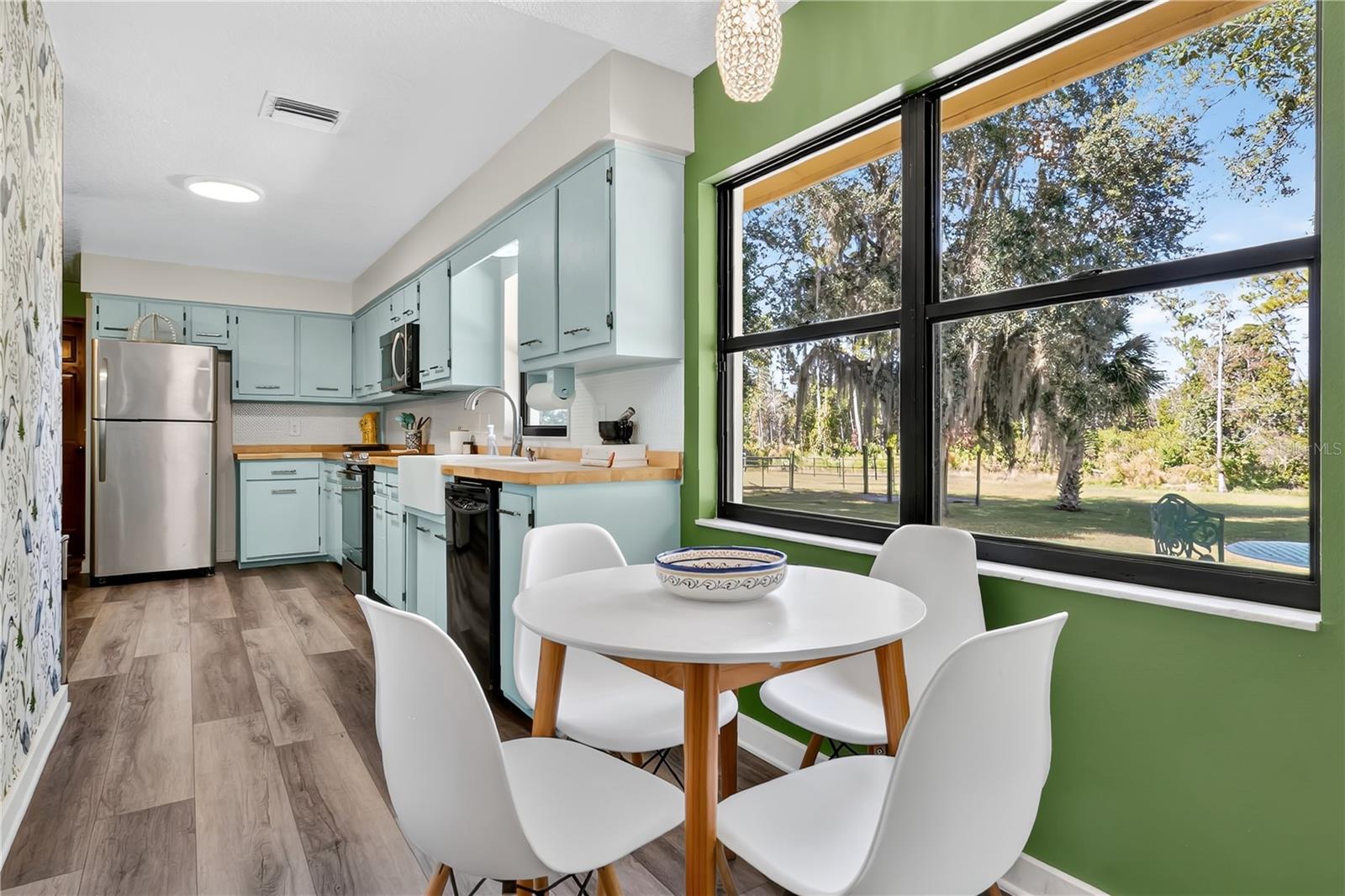 Listing photo id 2 for 3701 Genova Court