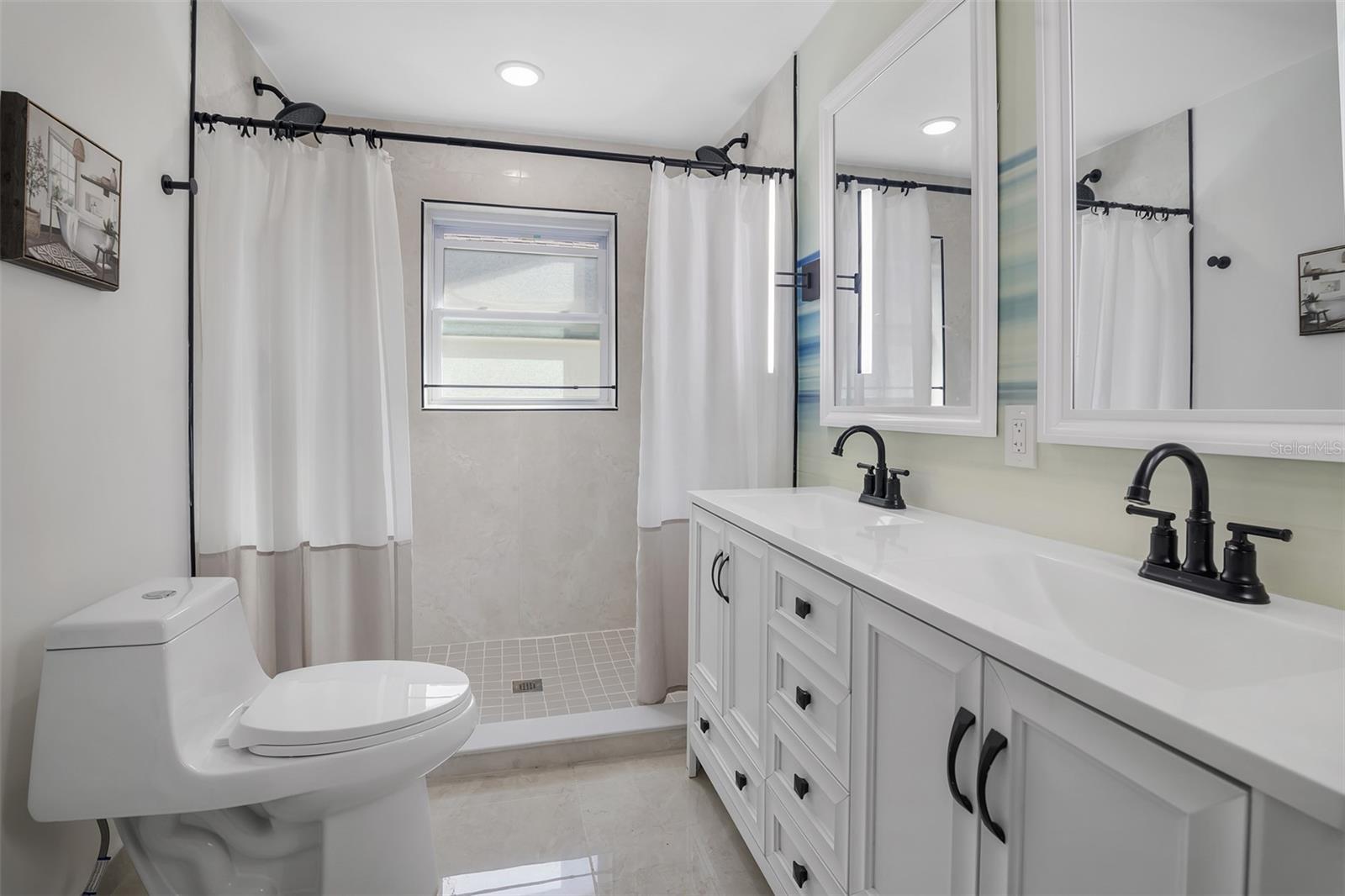 Image 17 of 35 For 529 E Harding St