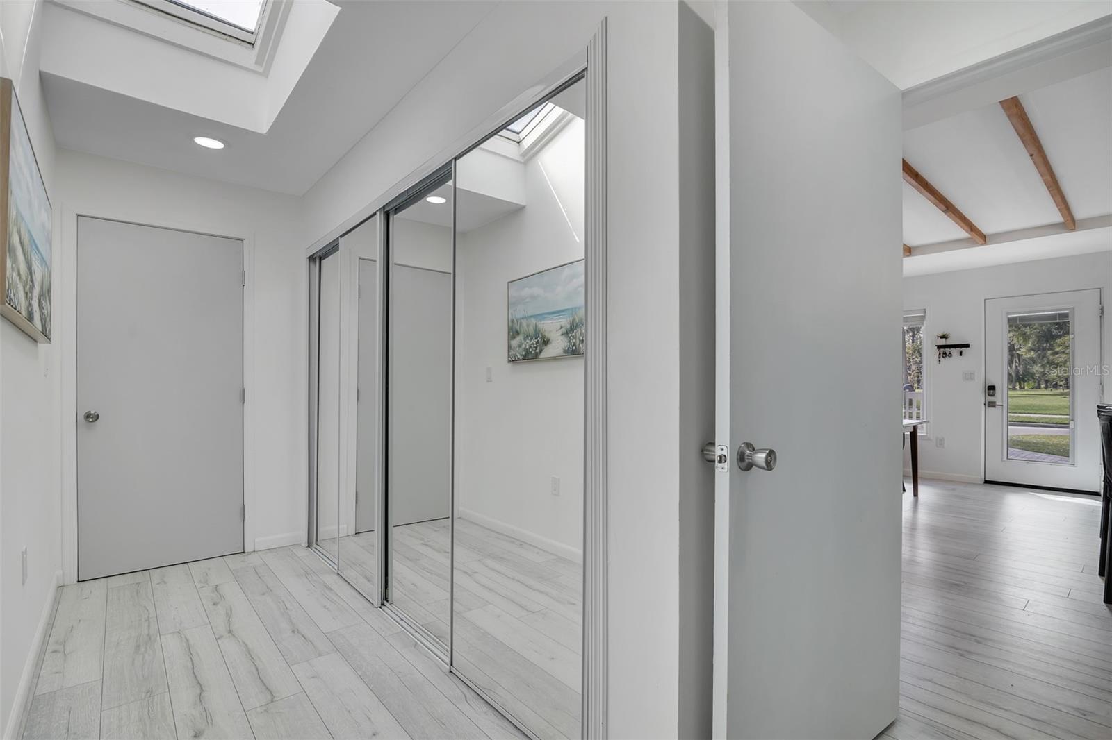 Image 18 of 35 For 529 E Harding St