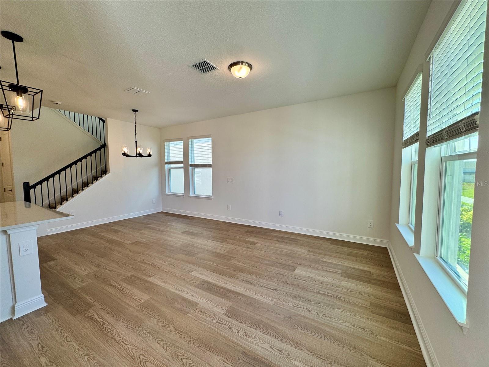 Image 4 of 40 For 5099 Railroad Vine Alley