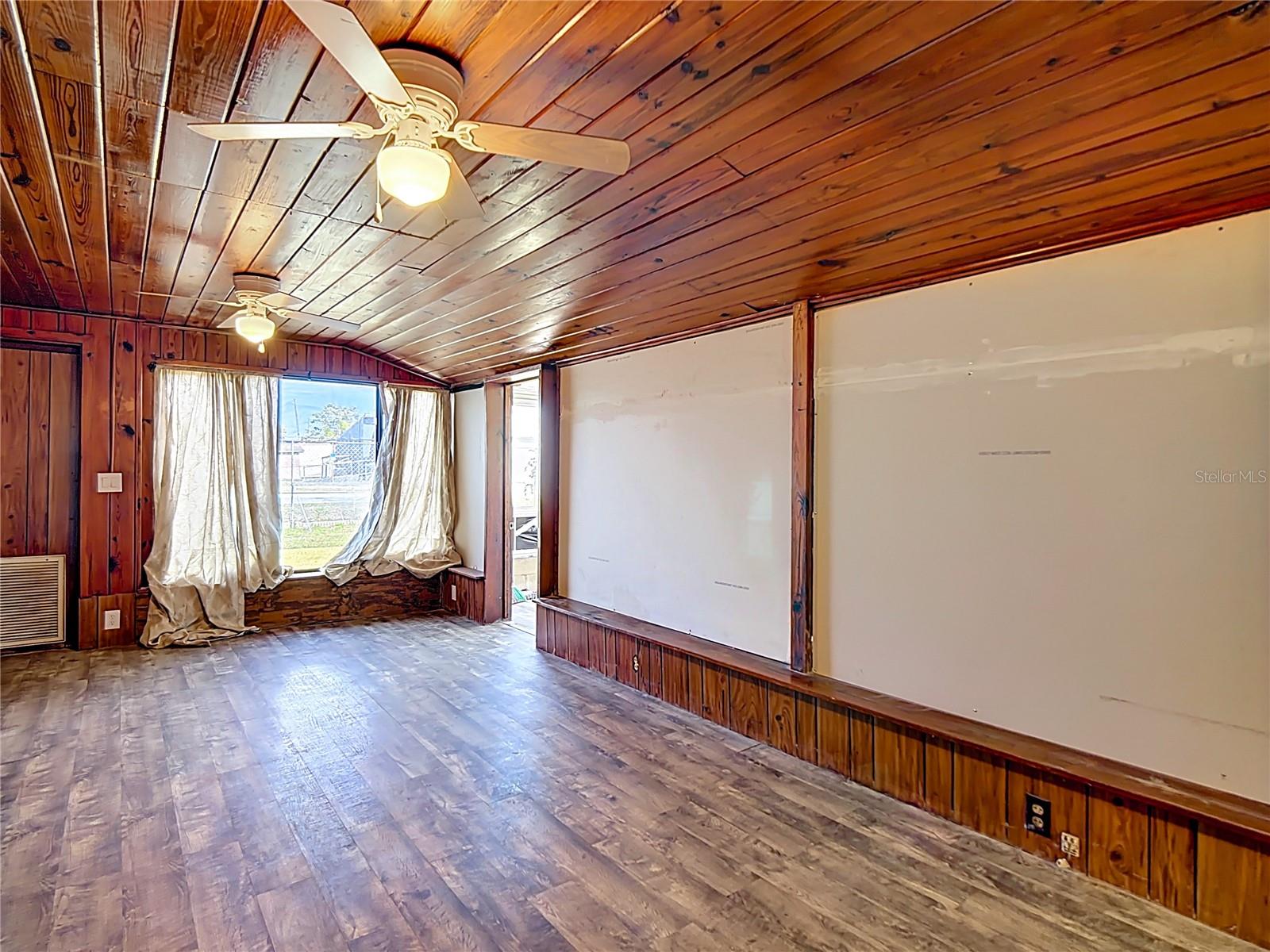 Image 10 of 39 For 2120 Dille Street