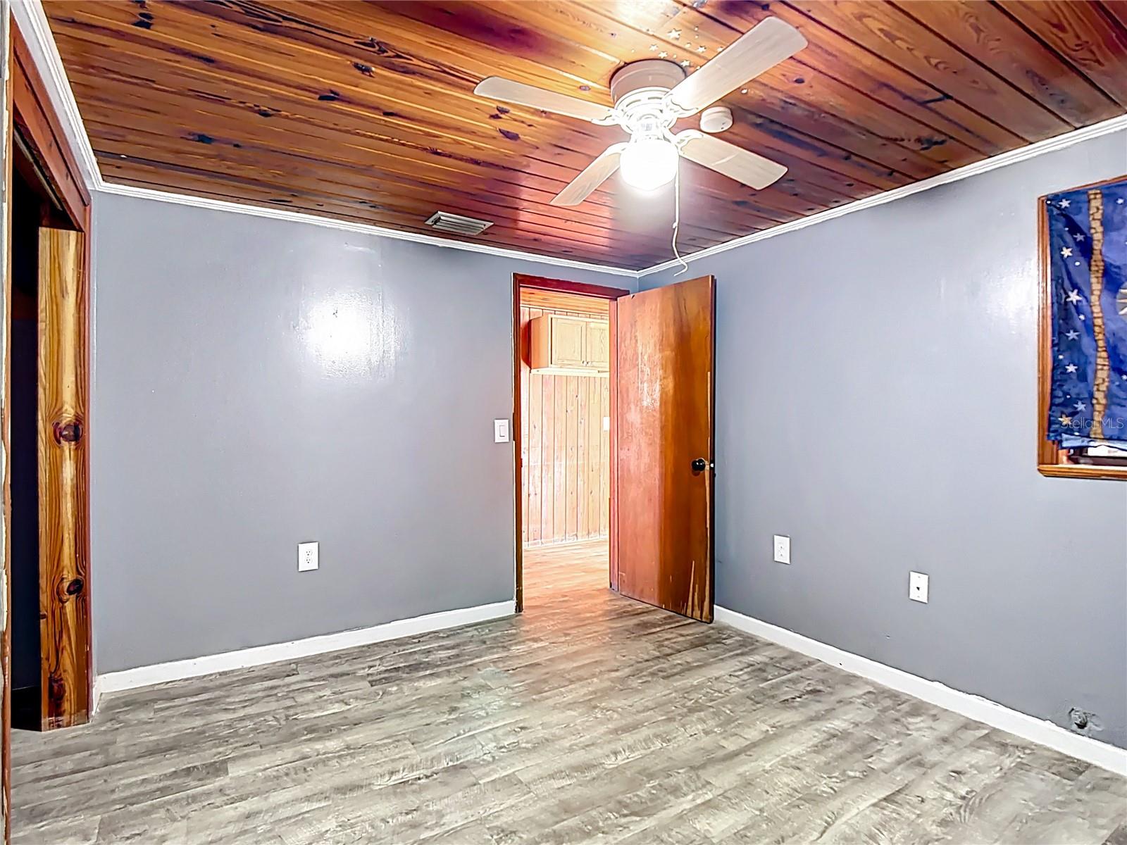 Image 15 of 39 For 2120 Dille Street