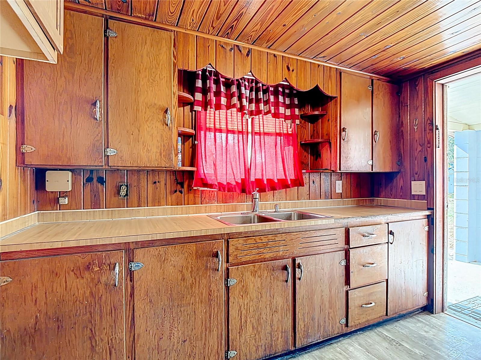 Image 4 of 39 For 2120 Dille Street