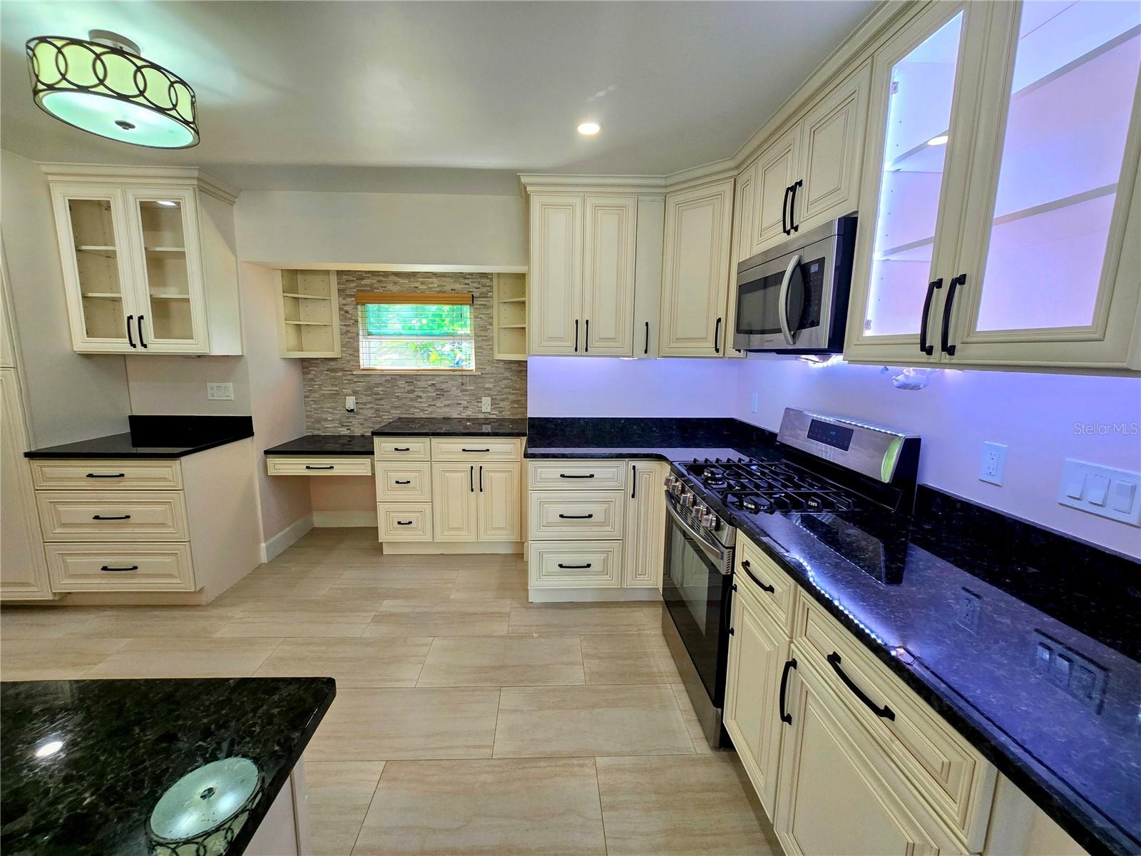 Image 7 of 18 For 838 Dunbar Terrace