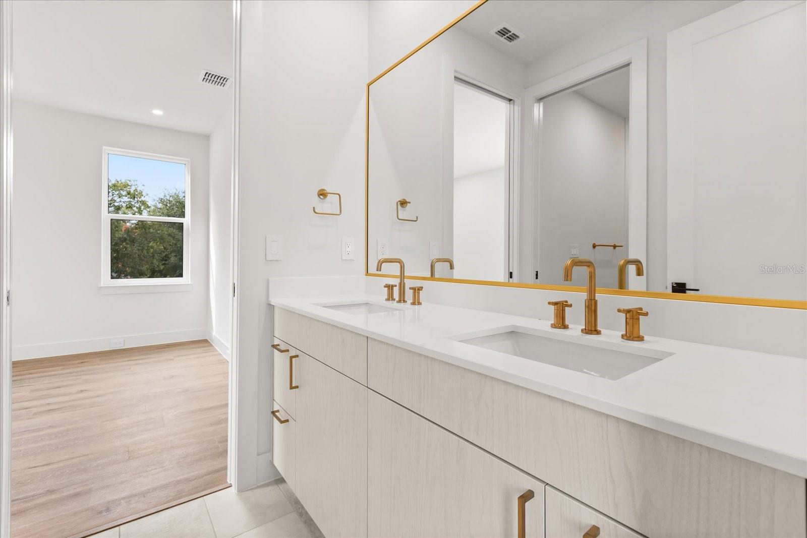 Image 42 of 54 For 2027 Harding Street