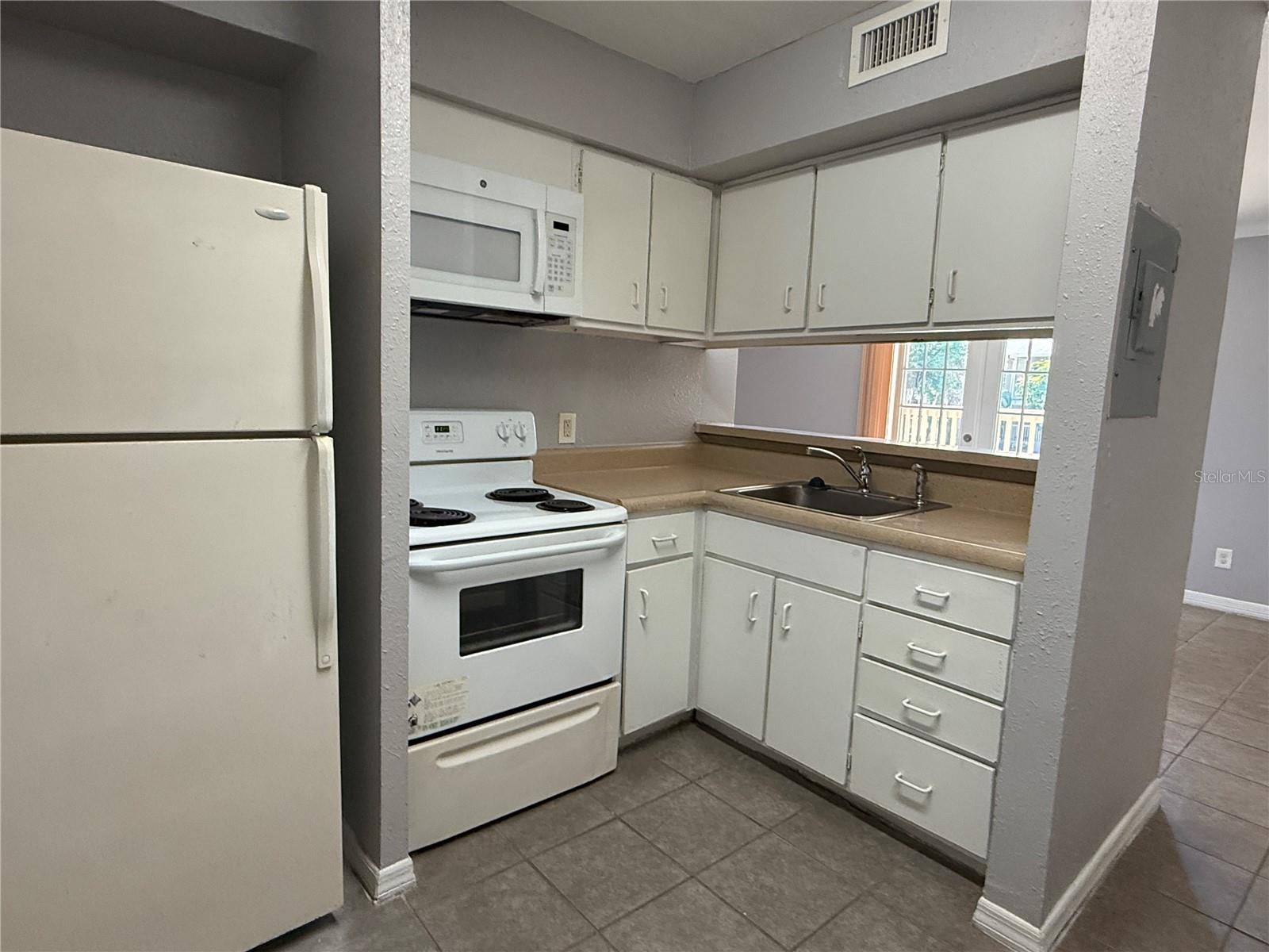 Image 8 of 29 For 425 Wymore Road 103