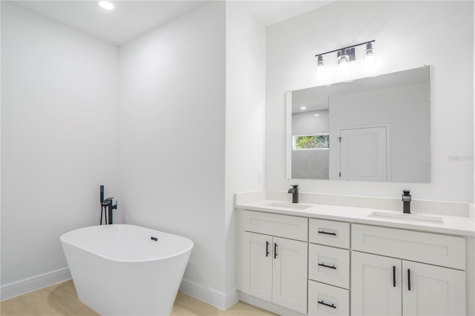 Image 25 of 44 For 2913 162nd Street Road