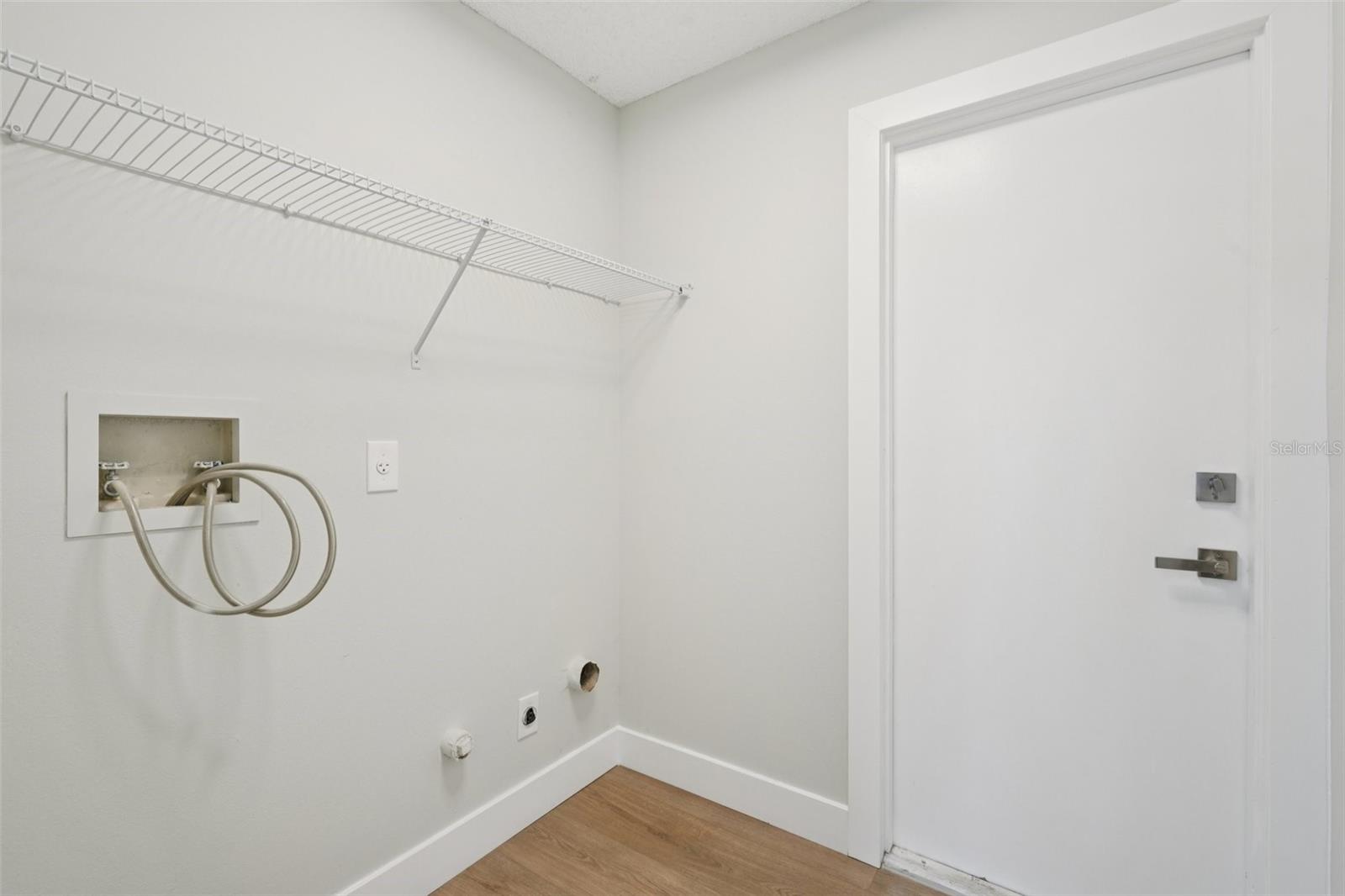 Image 10 of 25 For 123 Edgewater Cir