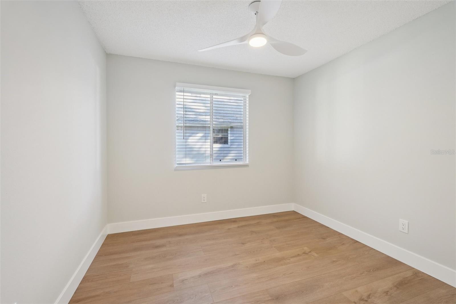 Image 13 of 25 For 123 Edgewater Cir