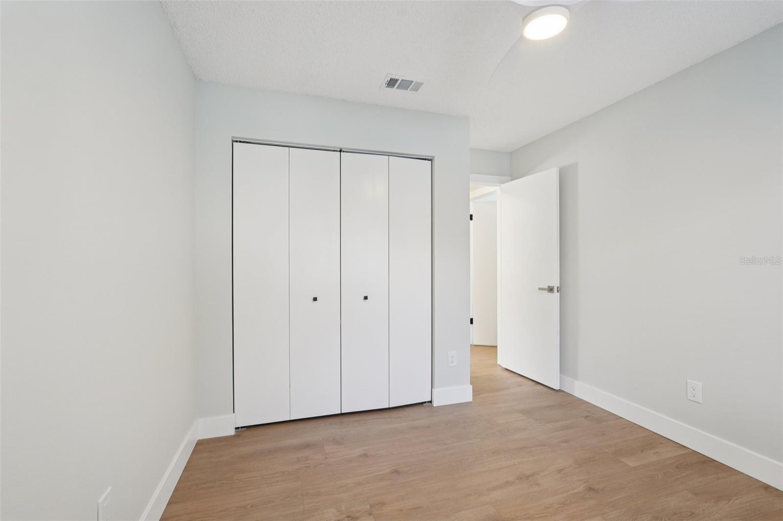 Image 14 of 25 For 123 Edgewater Cir