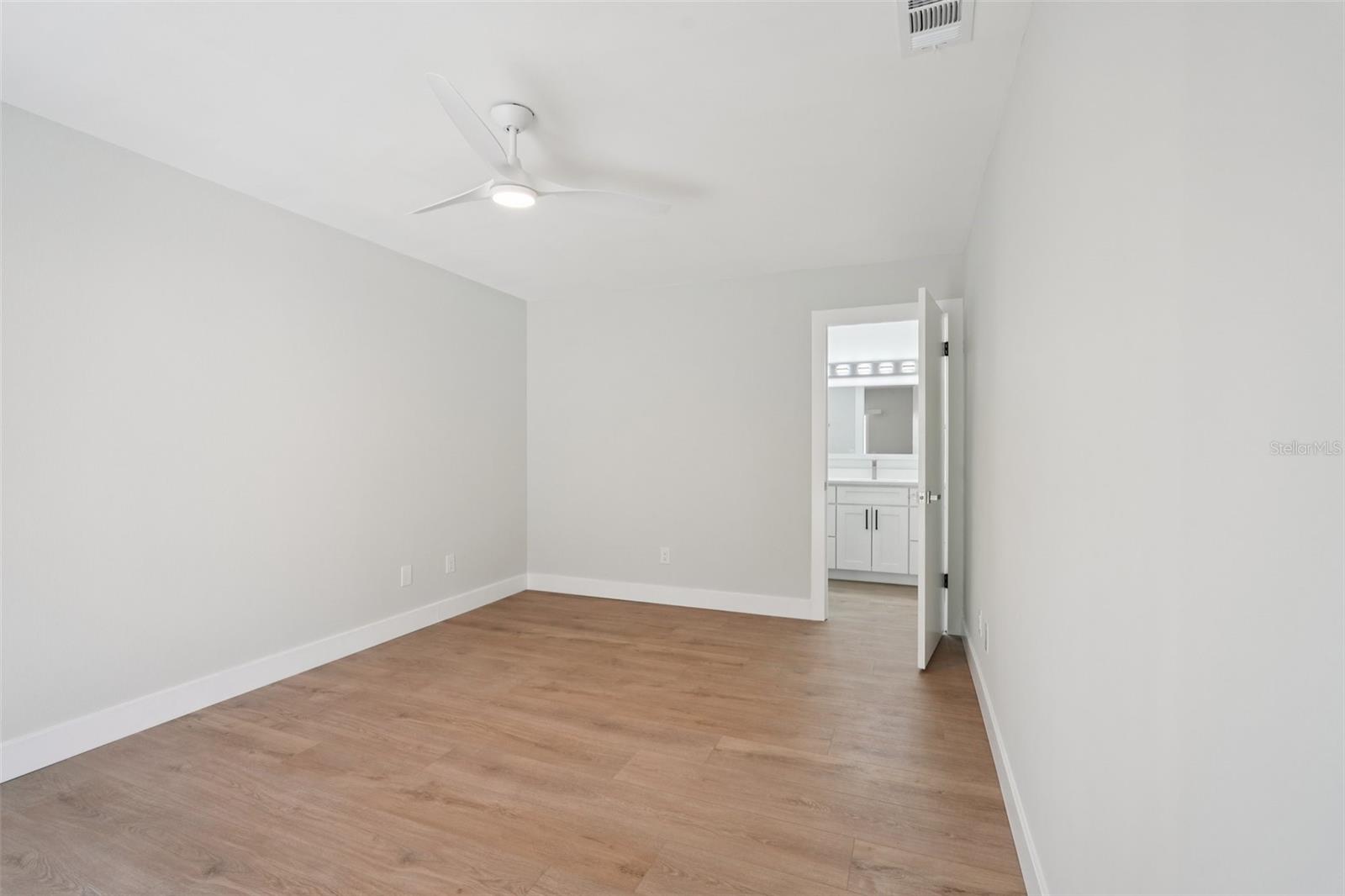 Image 16 of 25 For 123 Edgewater Cir