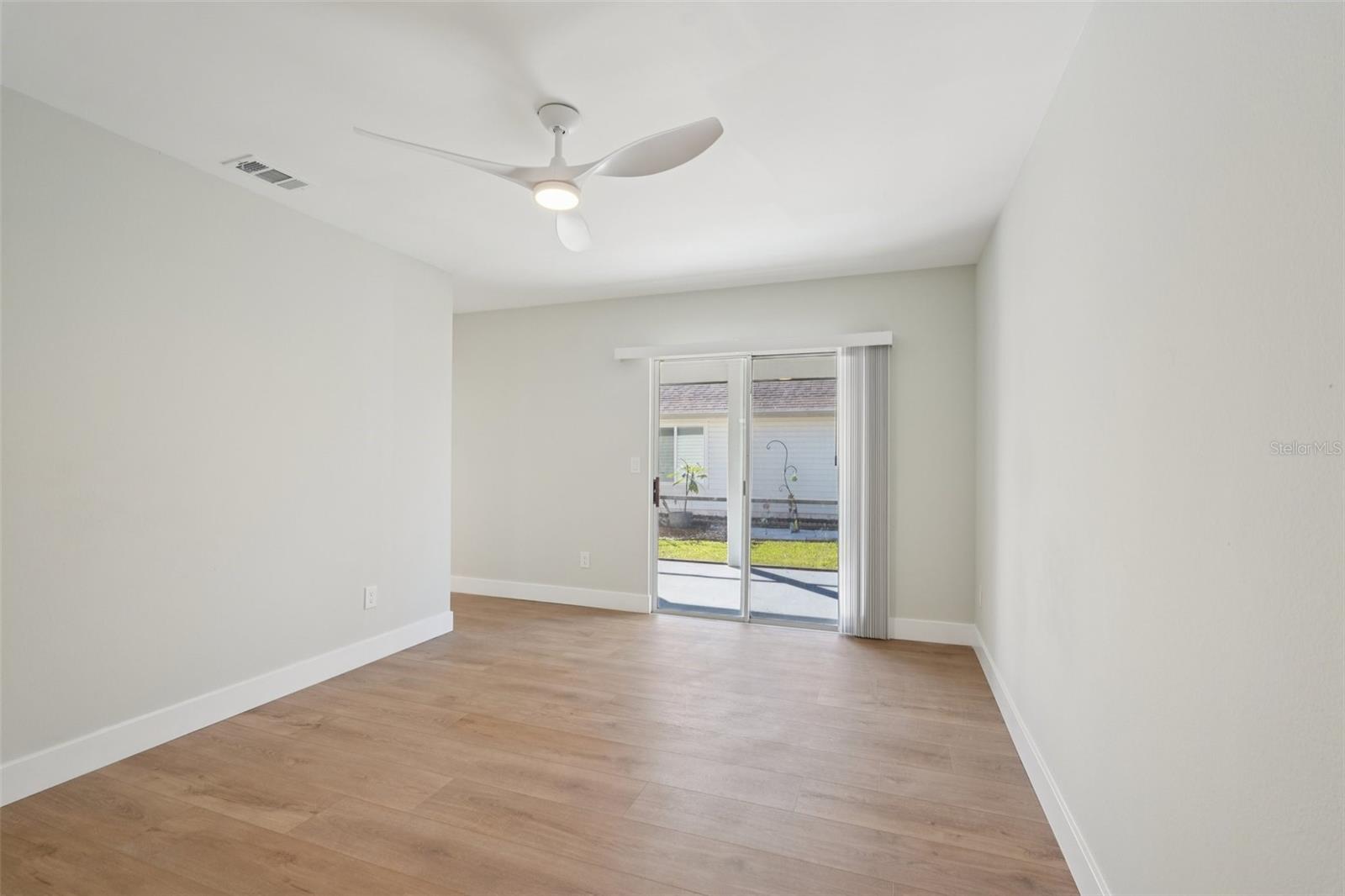 Image 17 of 25 For 123 Edgewater Cir