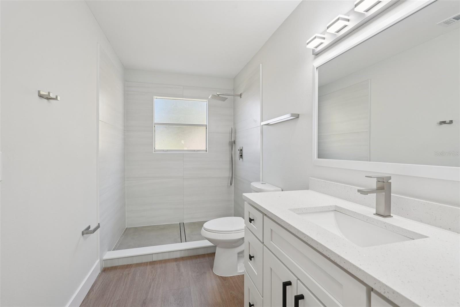 Image 18 of 25 For 123 Edgewater Cir