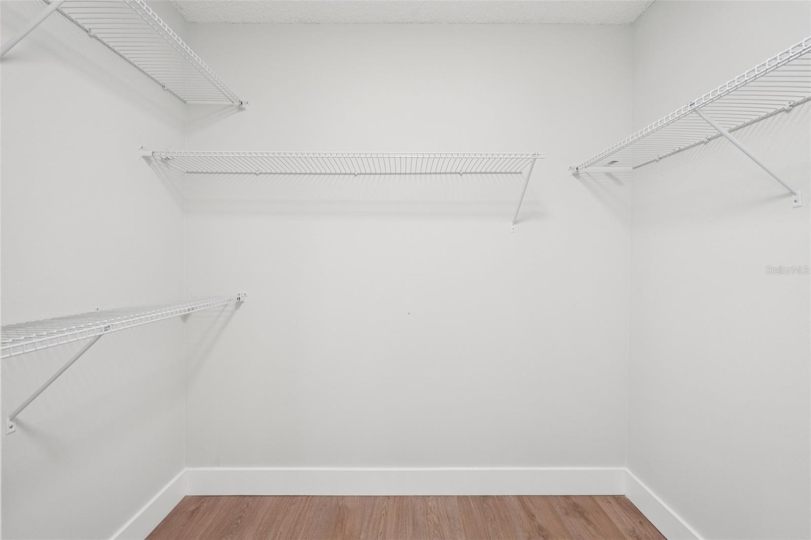 Image 19 of 25 For 123 Edgewater Cir