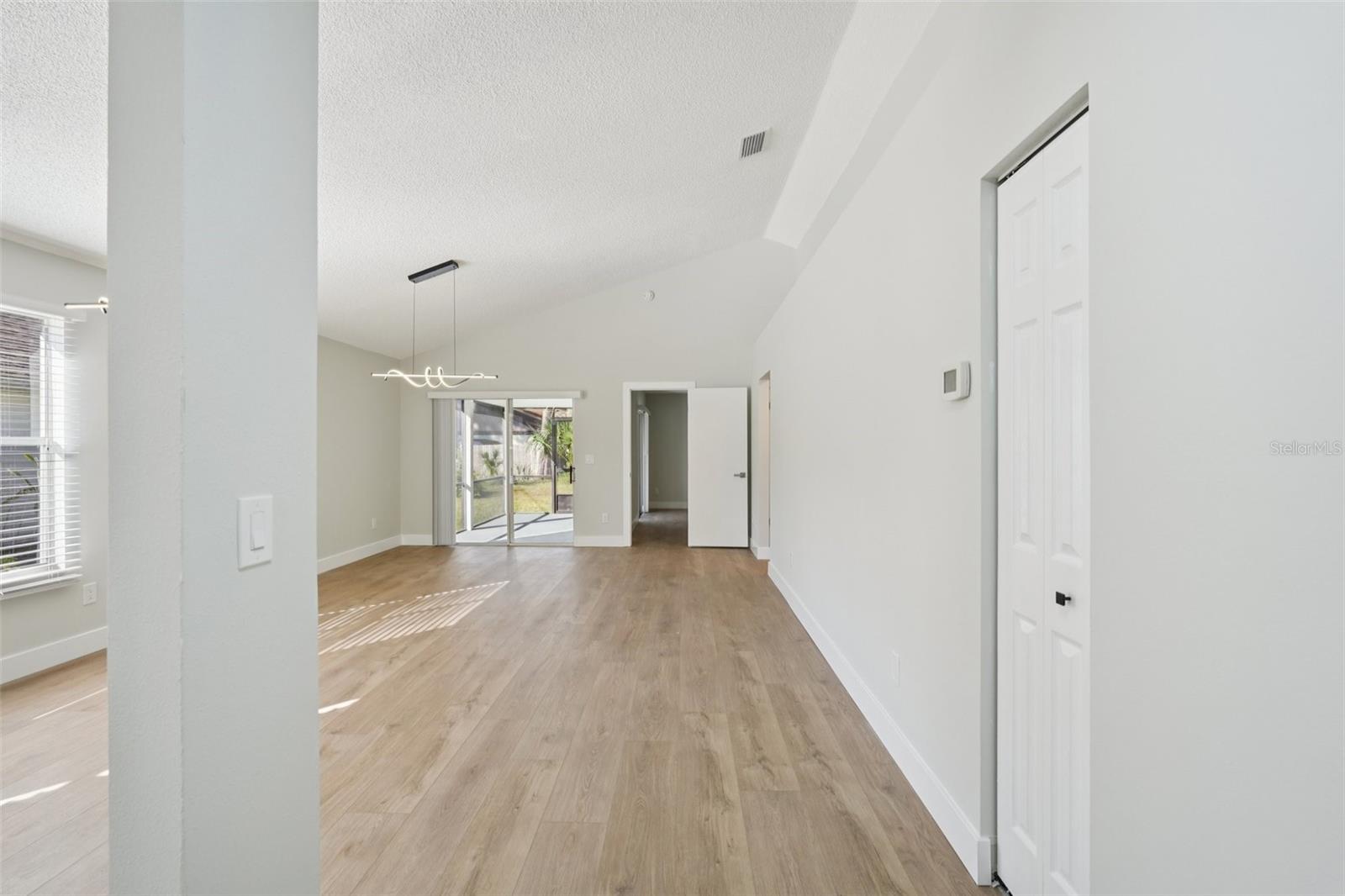 Image 5 of 25 For 123 Edgewater Cir