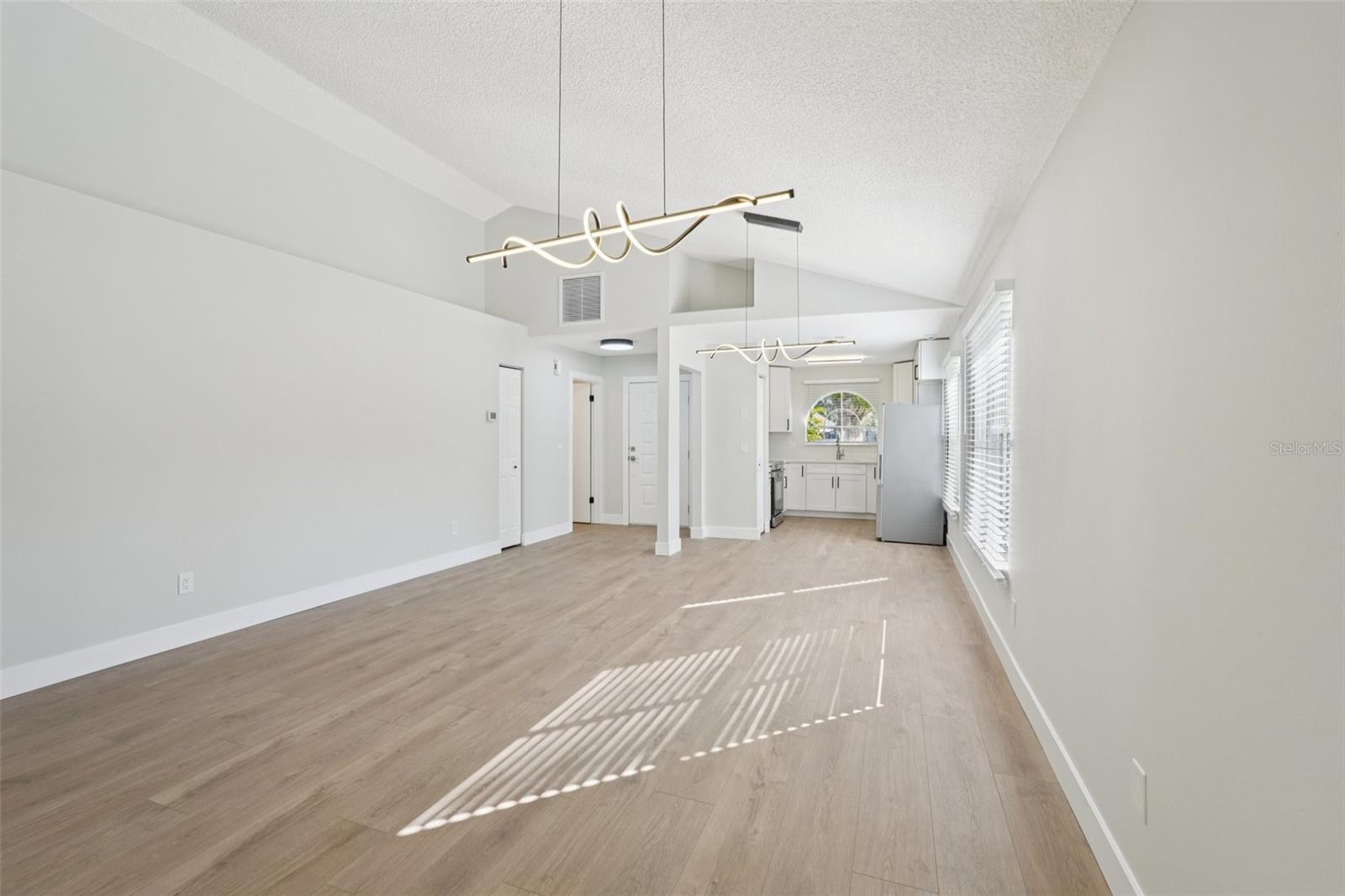 Image 7 of 25 For 123 Edgewater Cir