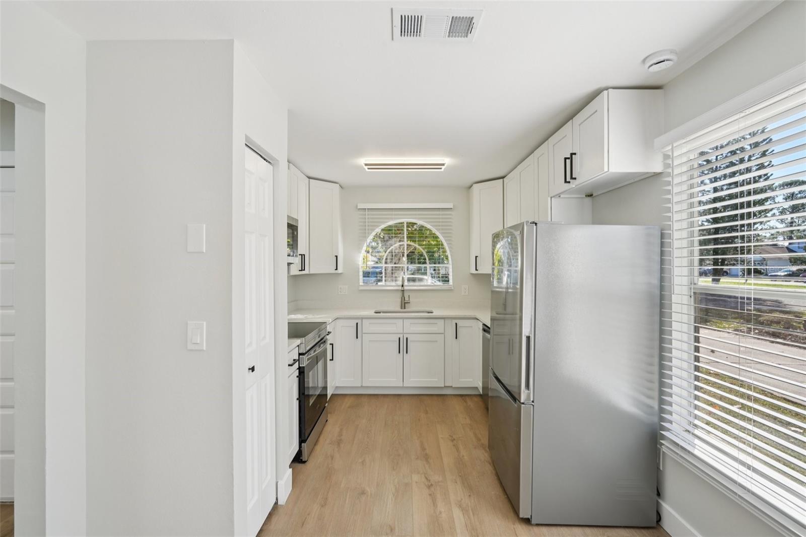 Image 8 of 25 For 123 Edgewater Cir