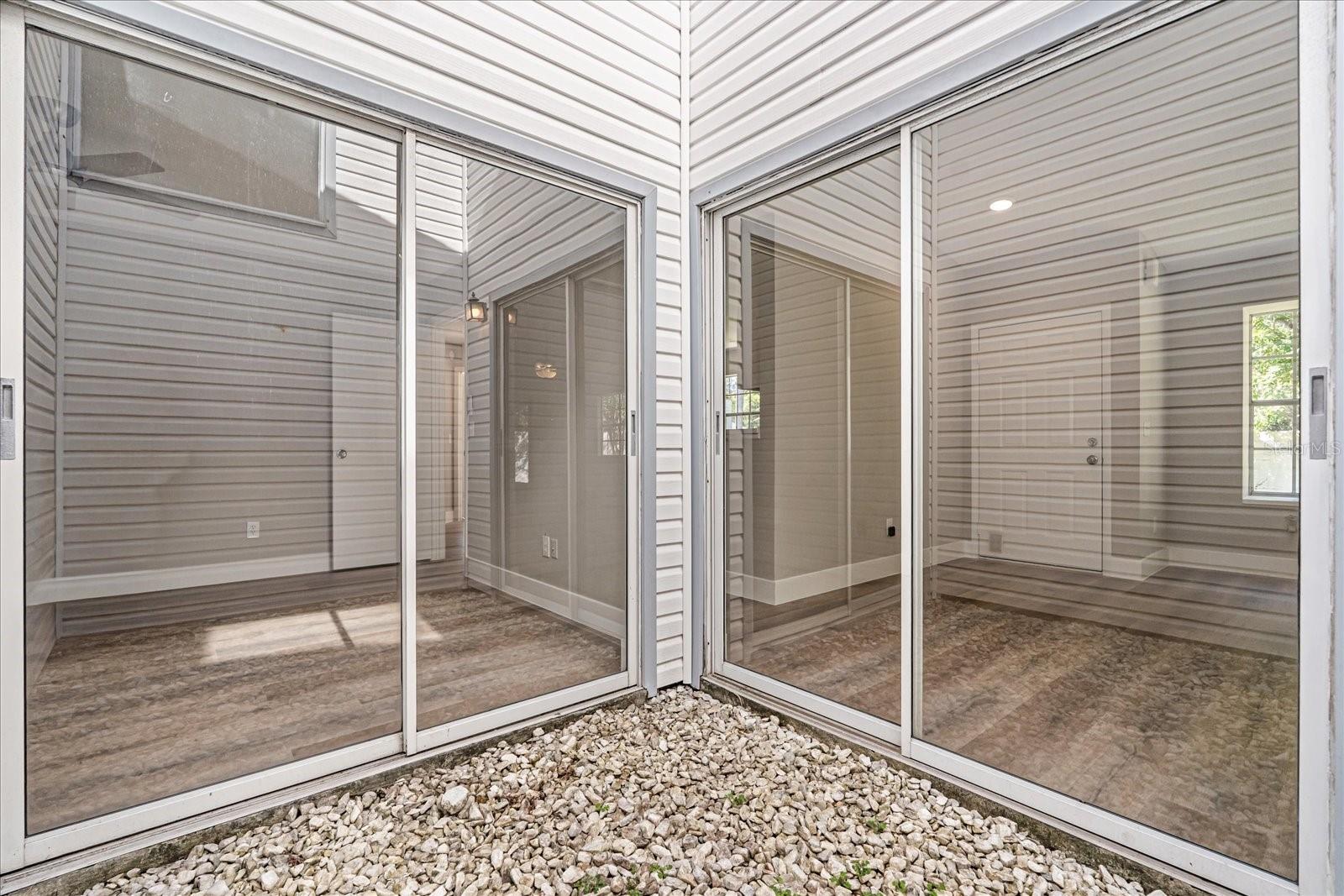 Image 21 of 27 For 975 Malden Court