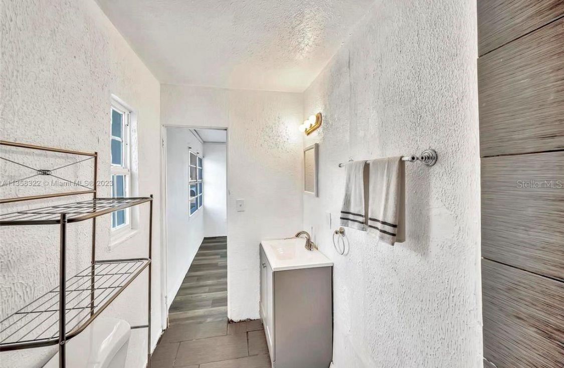 Image 2 of 14 For 1001 16th Court