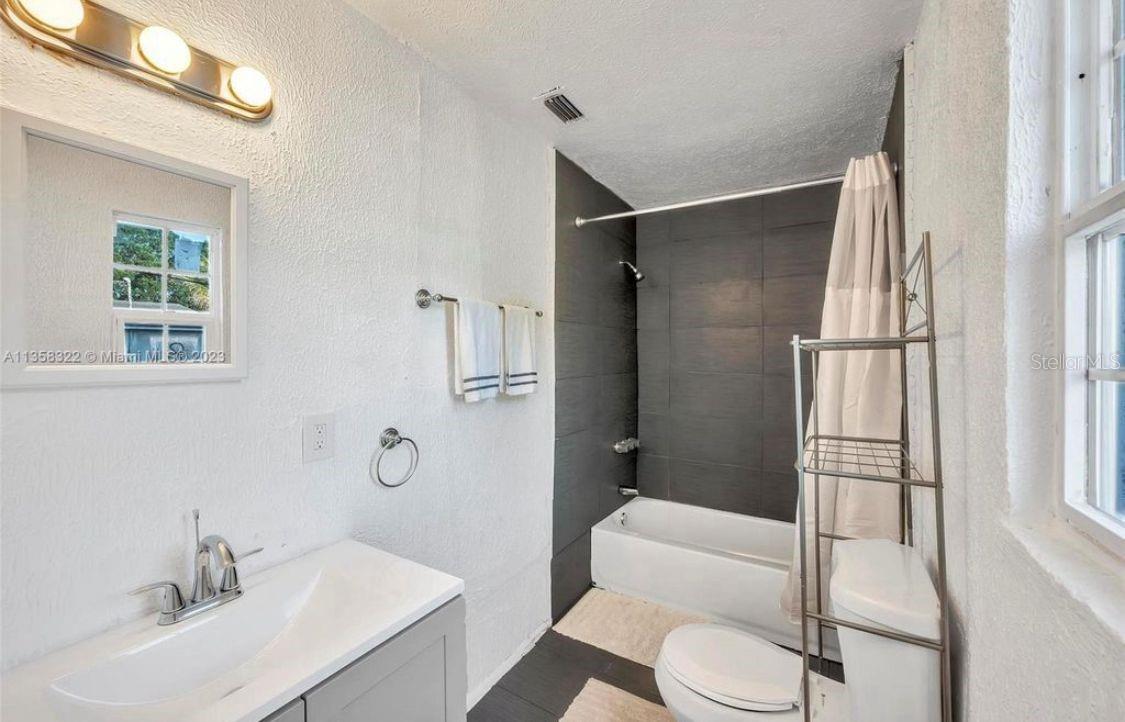 Image 3 of 14 For 1001 16th Court