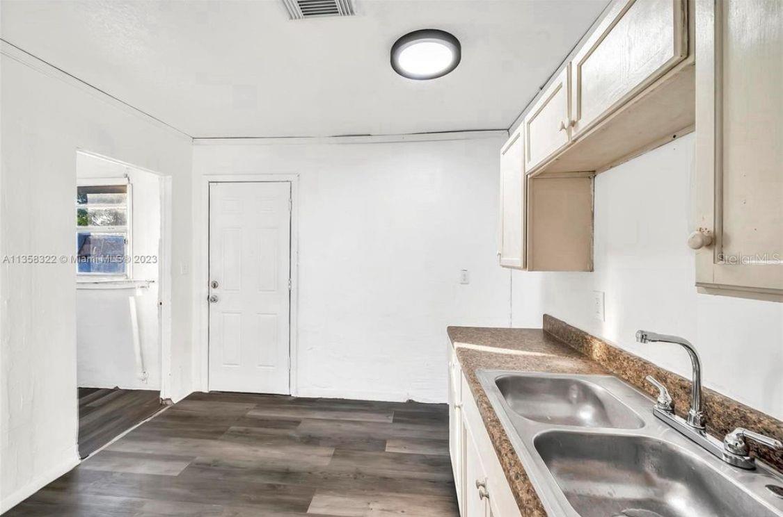 Image 5 of 14 For 1001 16th Court