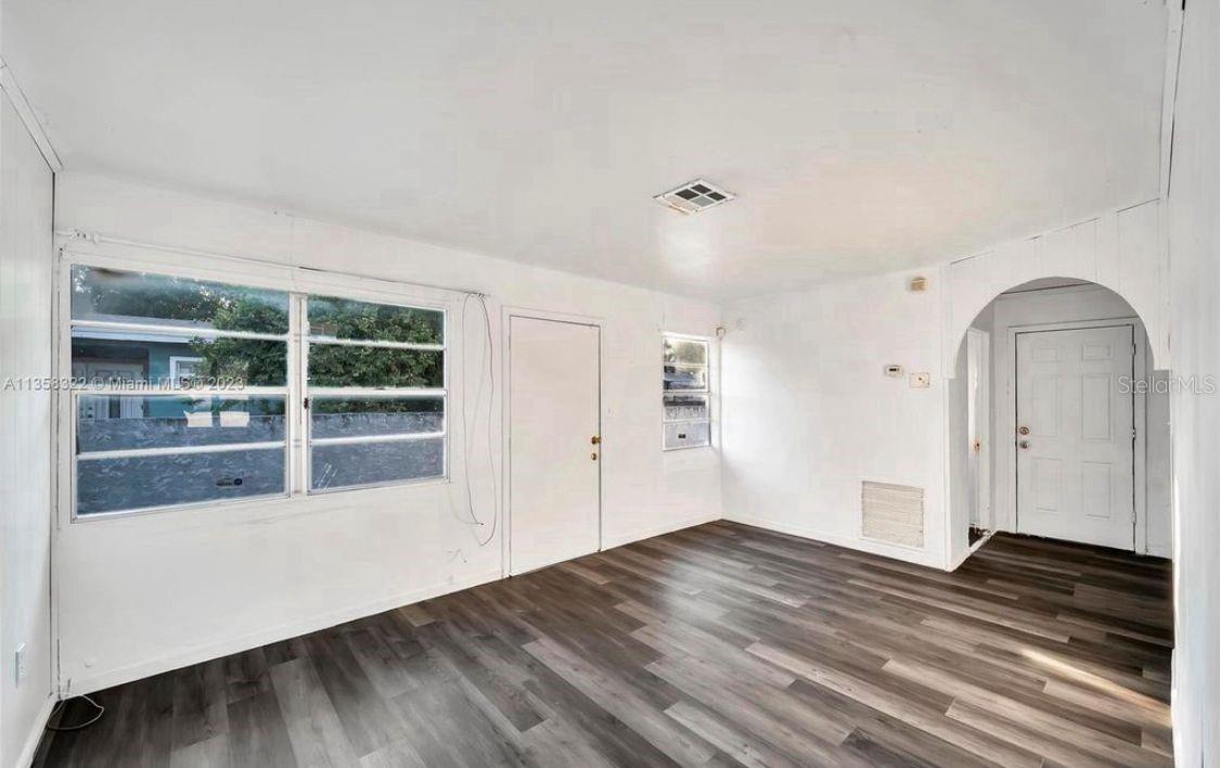 Image 6 of 14 For 1001 16th Court