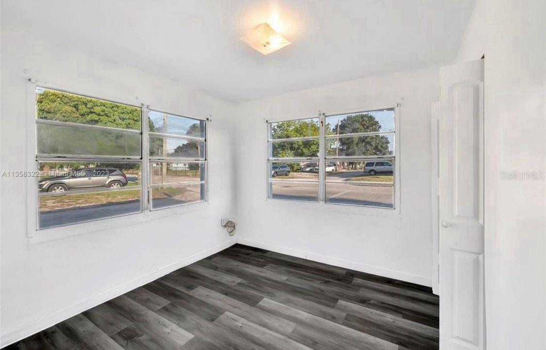 Image 8 of 14 For 1001 16th Court