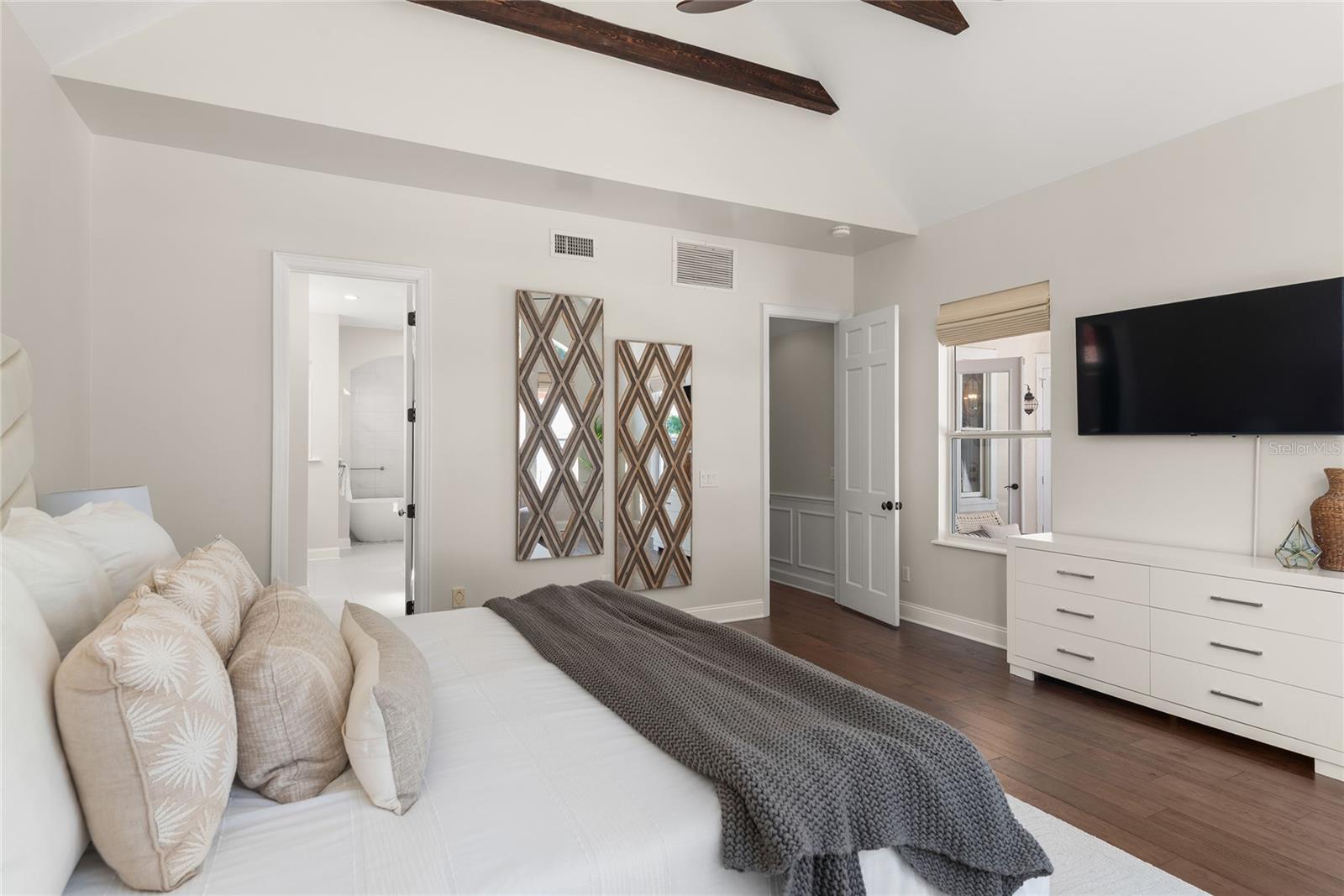 Image 22 of 78 For 1860 Summerland Avenue