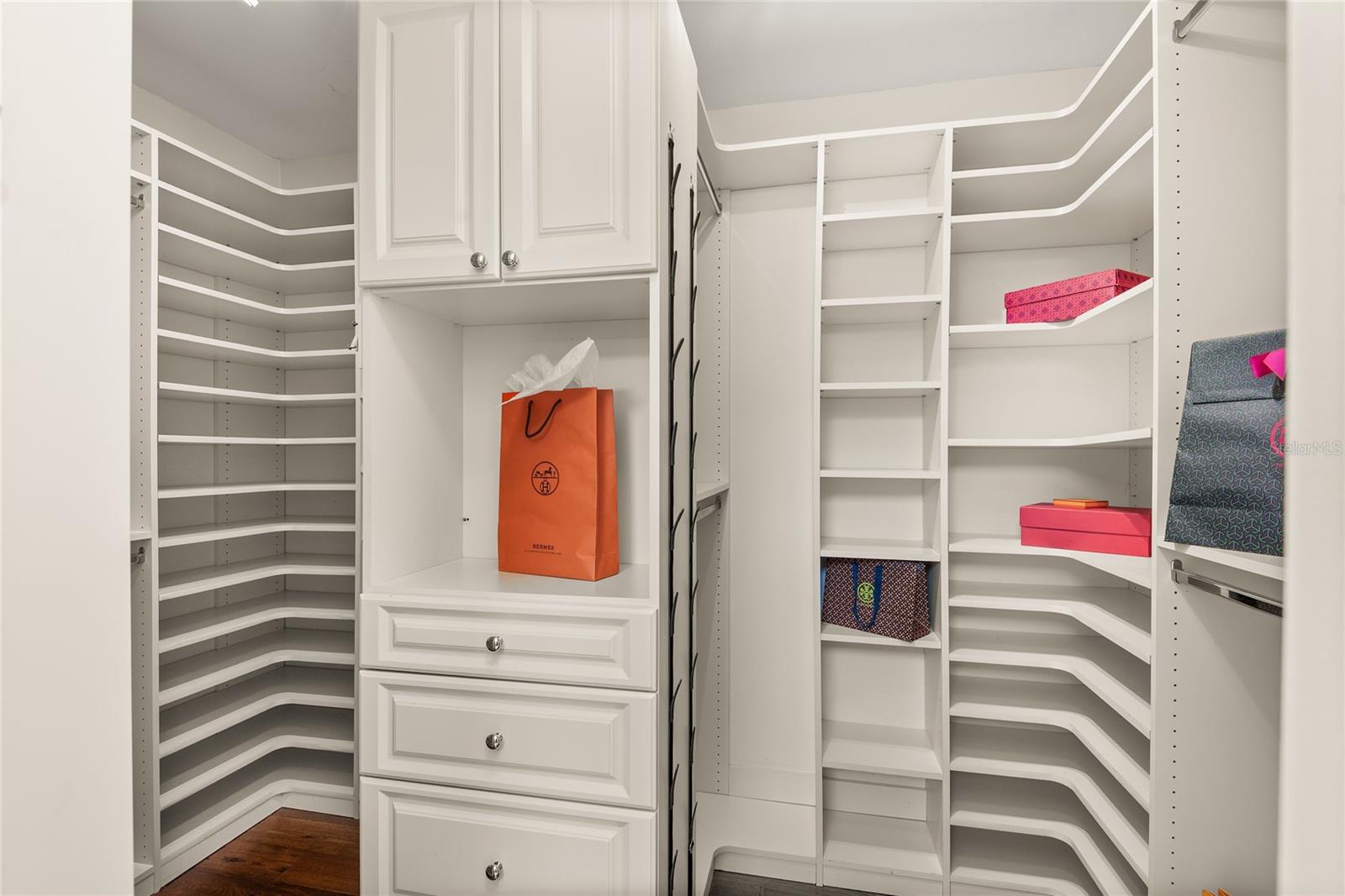 Image 26 of 78 For 1860 Summerland Avenue