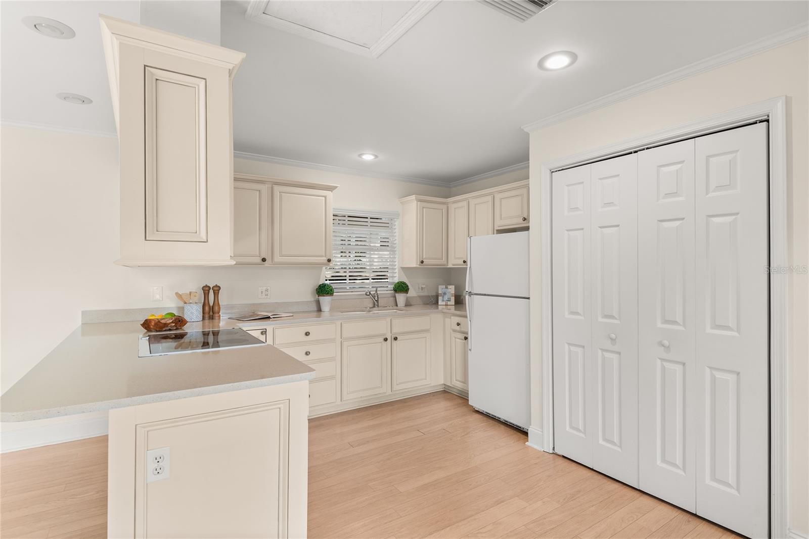 Image 46 of 78 For 1860 Summerland Avenue