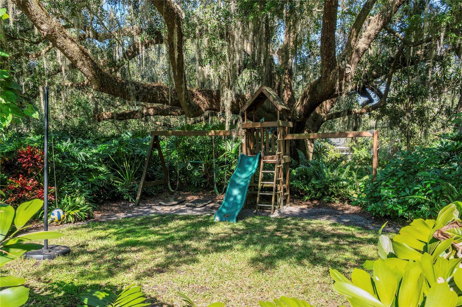 Image 63 of 78 For 1860 Summerland Avenue