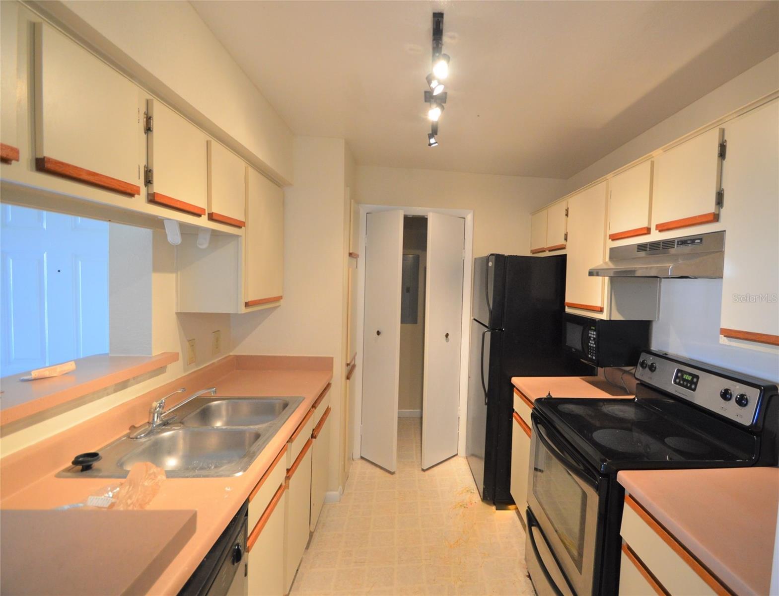 Image 5 of 8 For 5533 Chrishire Way F-202