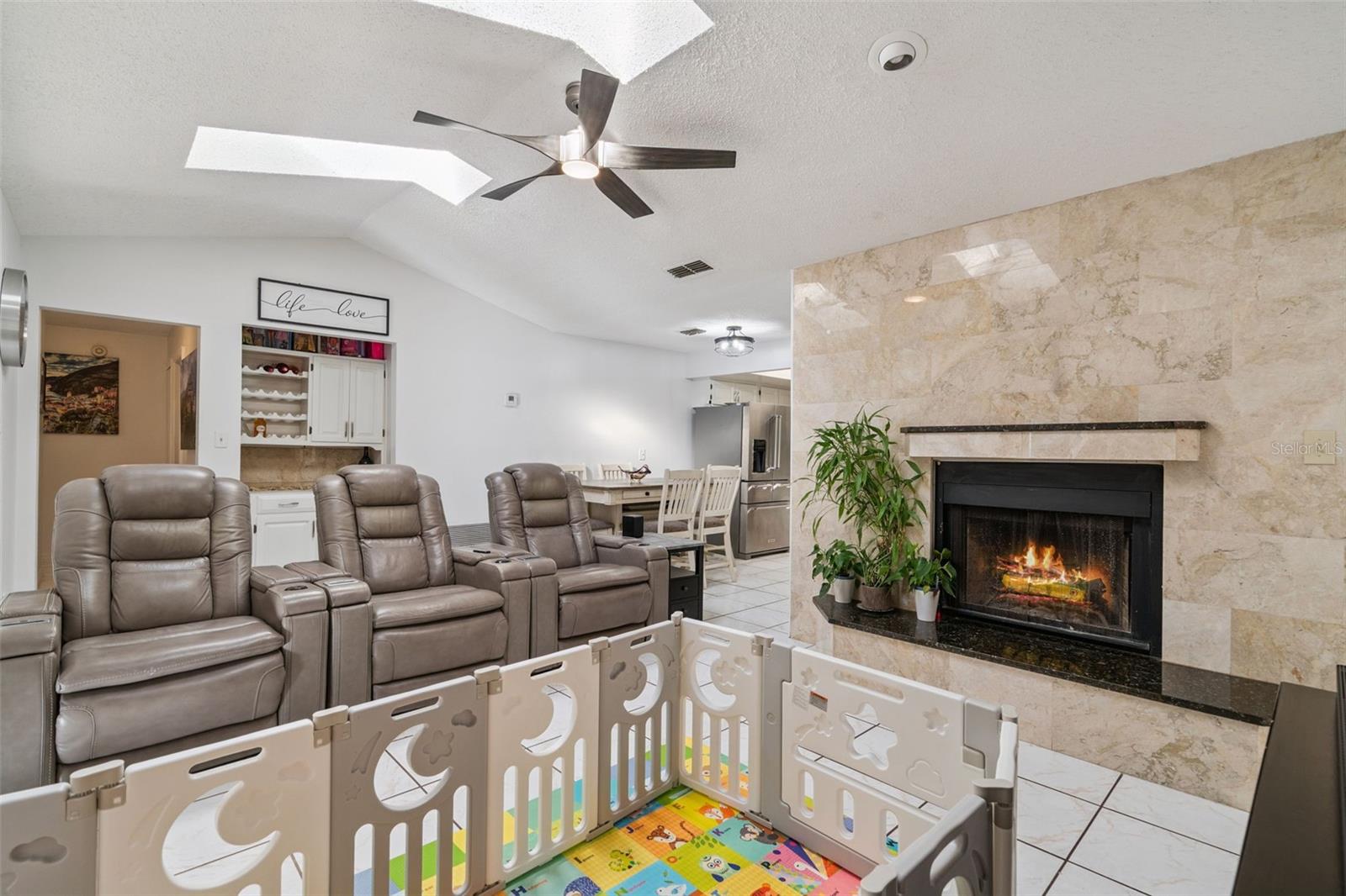 Image 9 of 34 For 1398 Cor Jesu Court