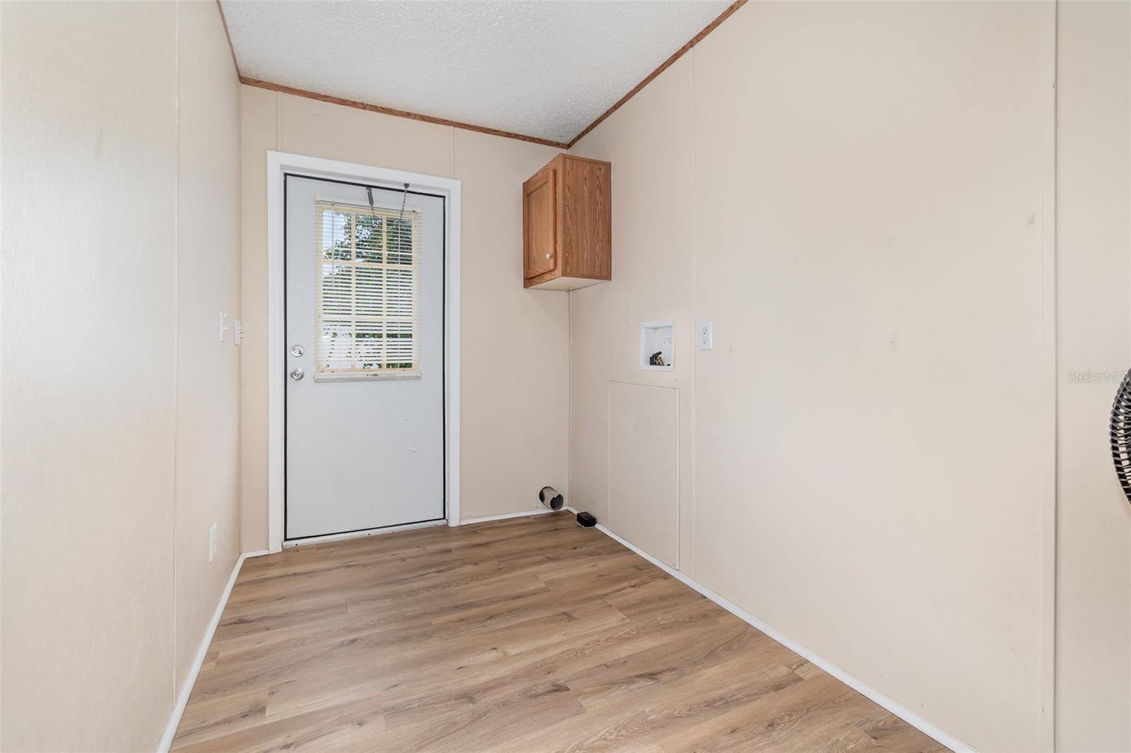 Image 16 of 18 For 25542 Mathew Street