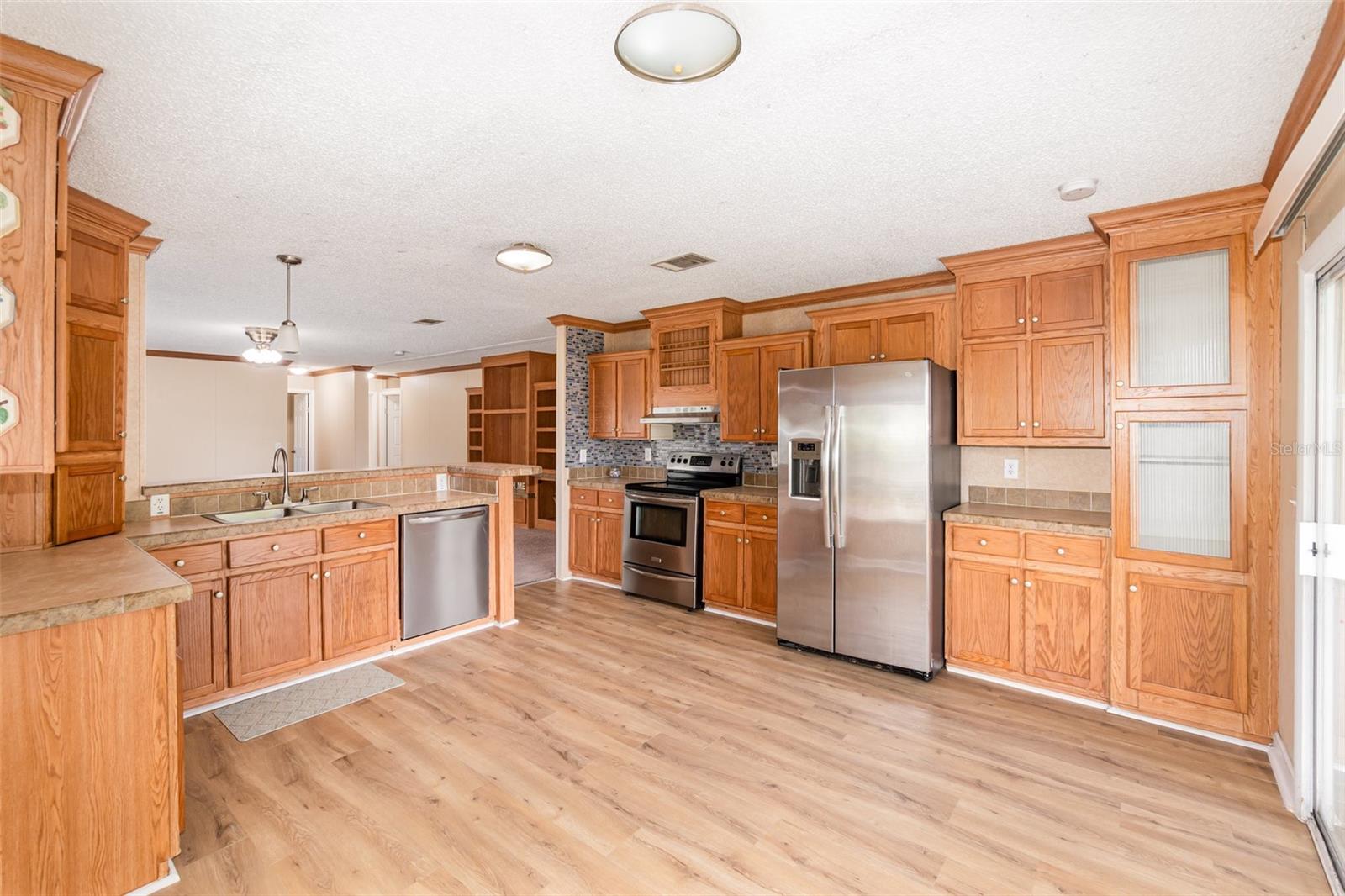 Image 5 of 18 For 25542 Mathew Street