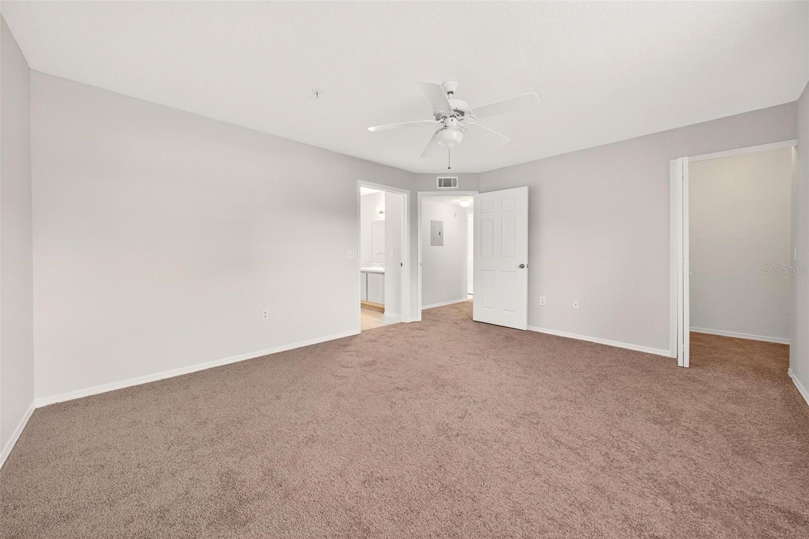 Image 38 of 56 For 13917 Fairway Island Drive S