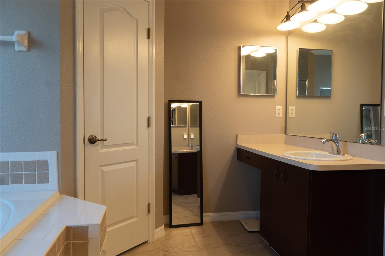 Image 20 of 26 For 952 Leyburn Drive