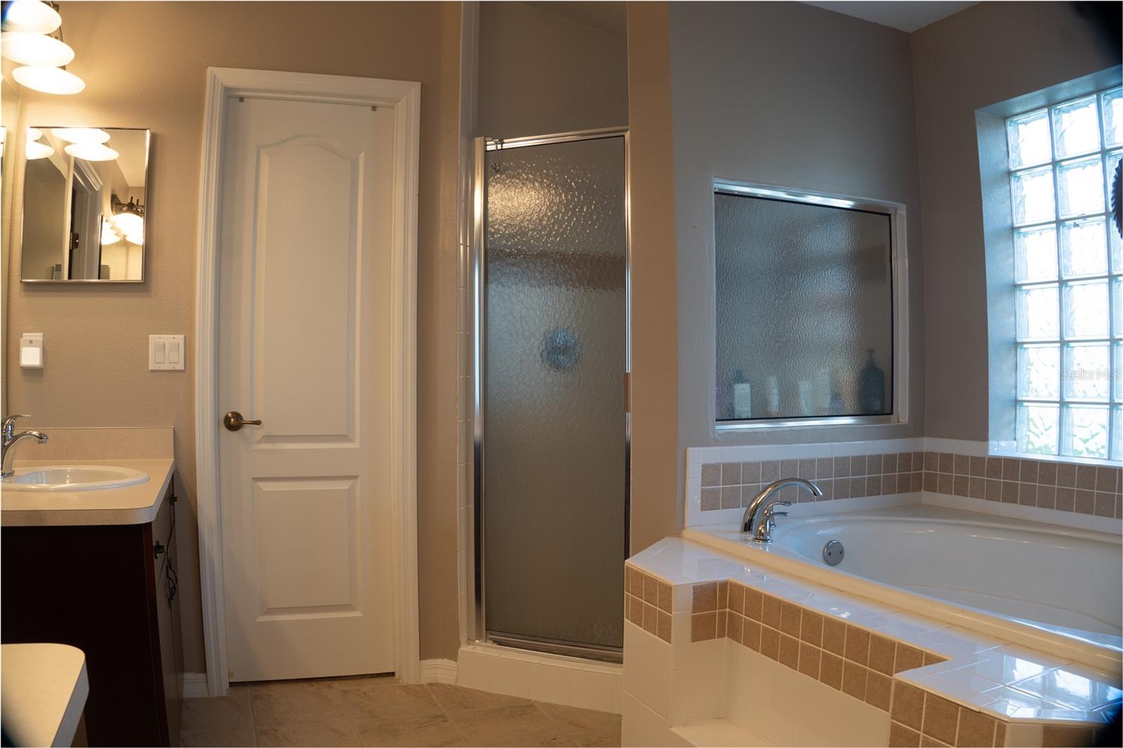 Image 21 of 26 For 952 Leyburn Drive