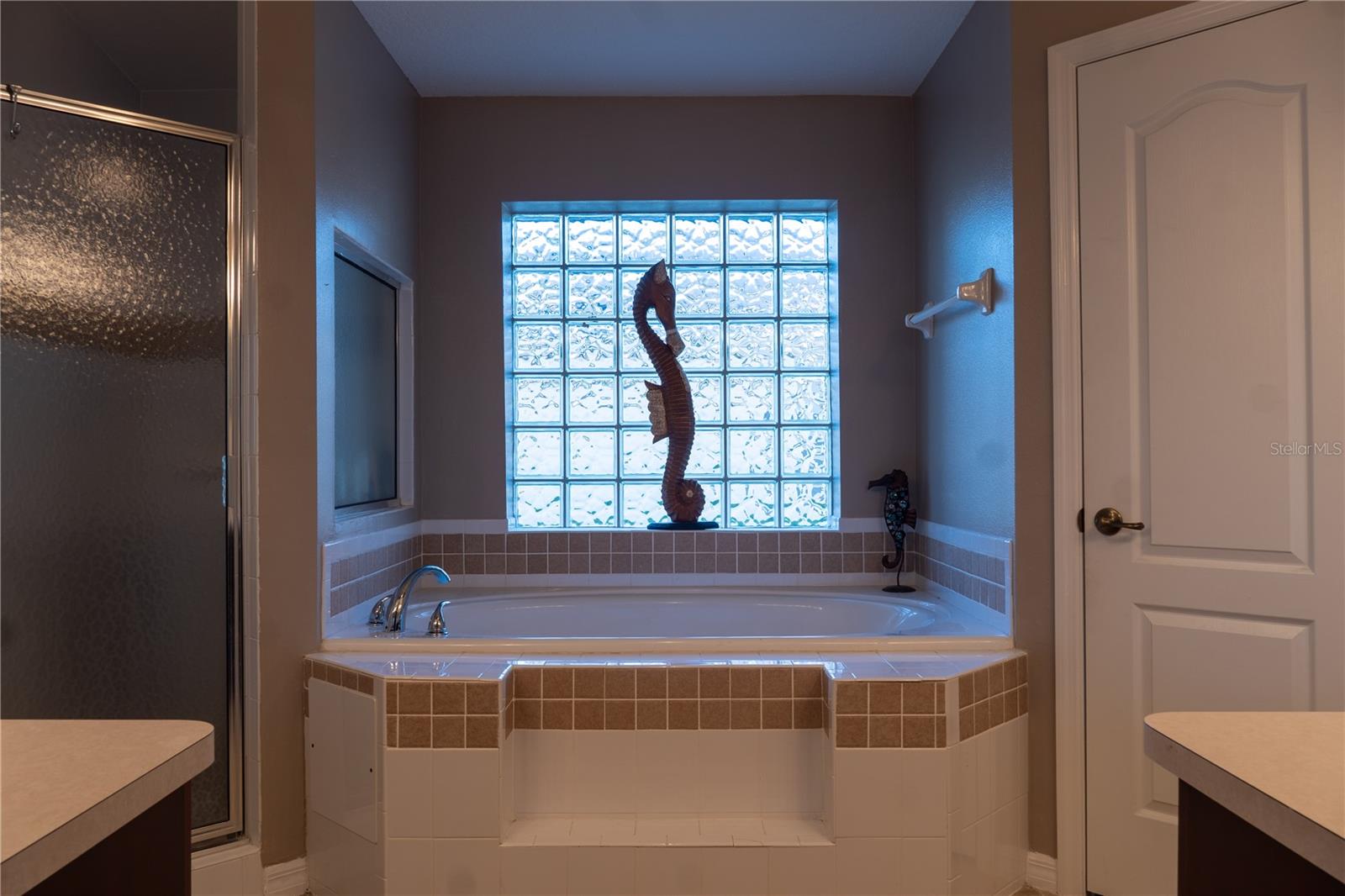 Image 22 of 26 For 952 Leyburn Drive