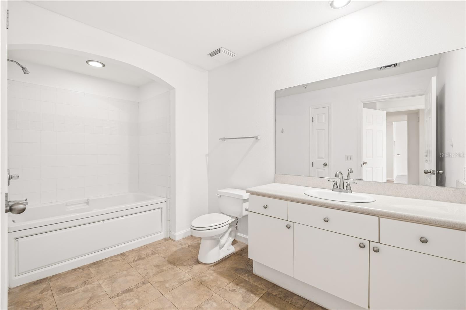 Image 16 of 22 For 322 Central Boulevard 706