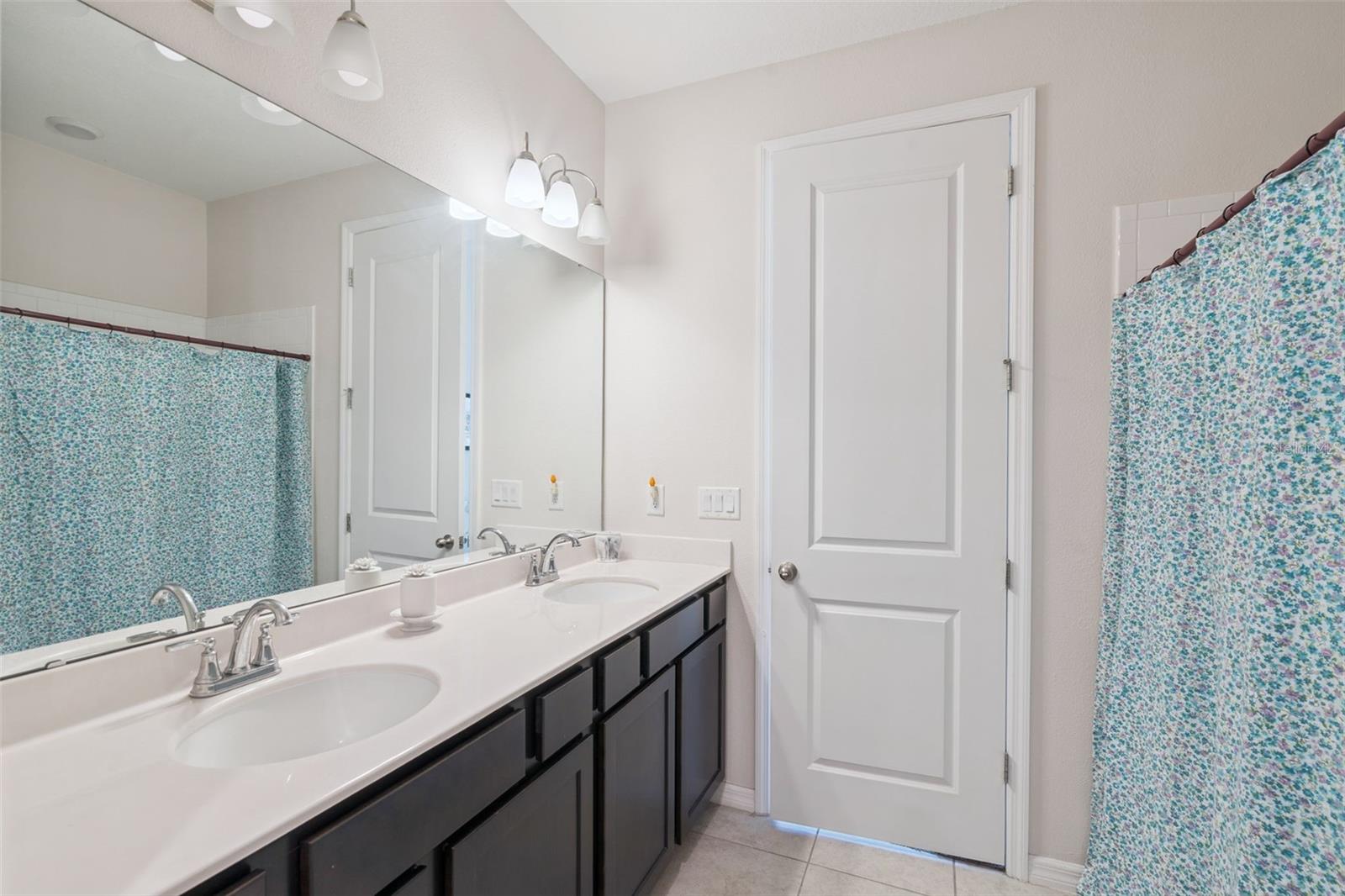 Image 15 of 20 For 702 Heritage Square Drive