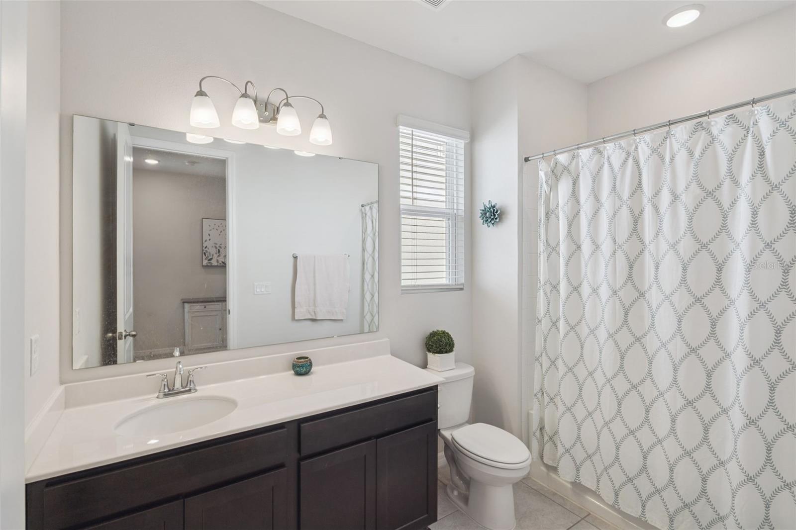 Image 16 of 20 For 702 Heritage Square Drive