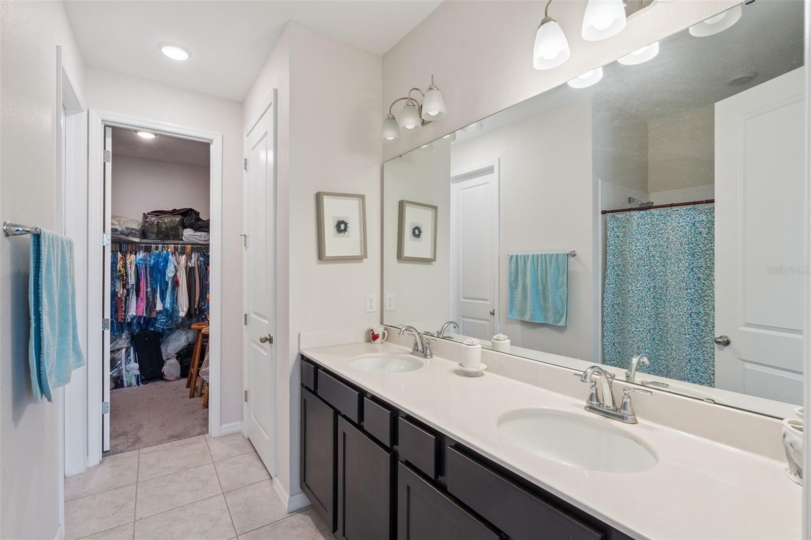 Image 17 of 20 For 702 Heritage Square Drive