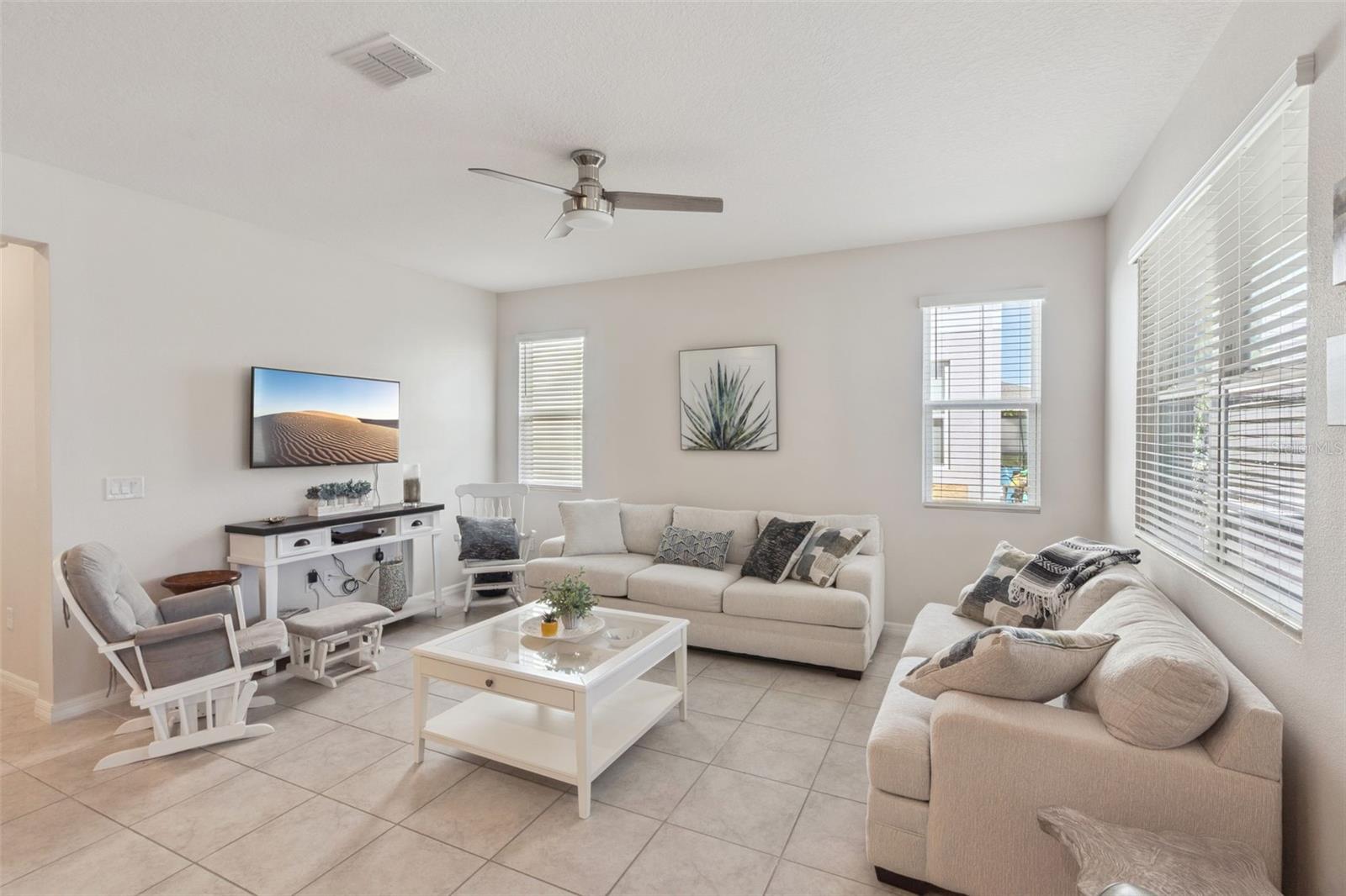 Image 6 of 20 For 702 Heritage Square Drive