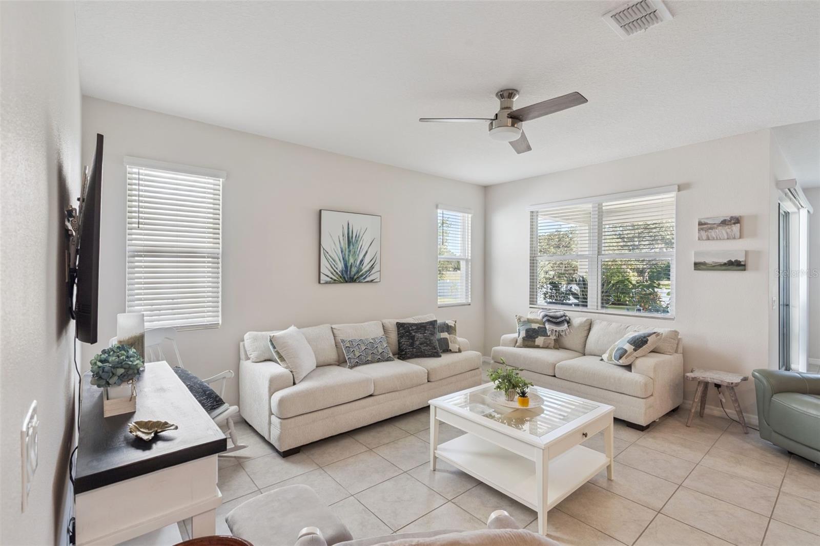 Image 7 of 20 For 702 Heritage Square Drive